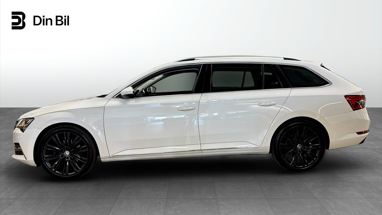 Skoda Superb 2020, photo 2/10