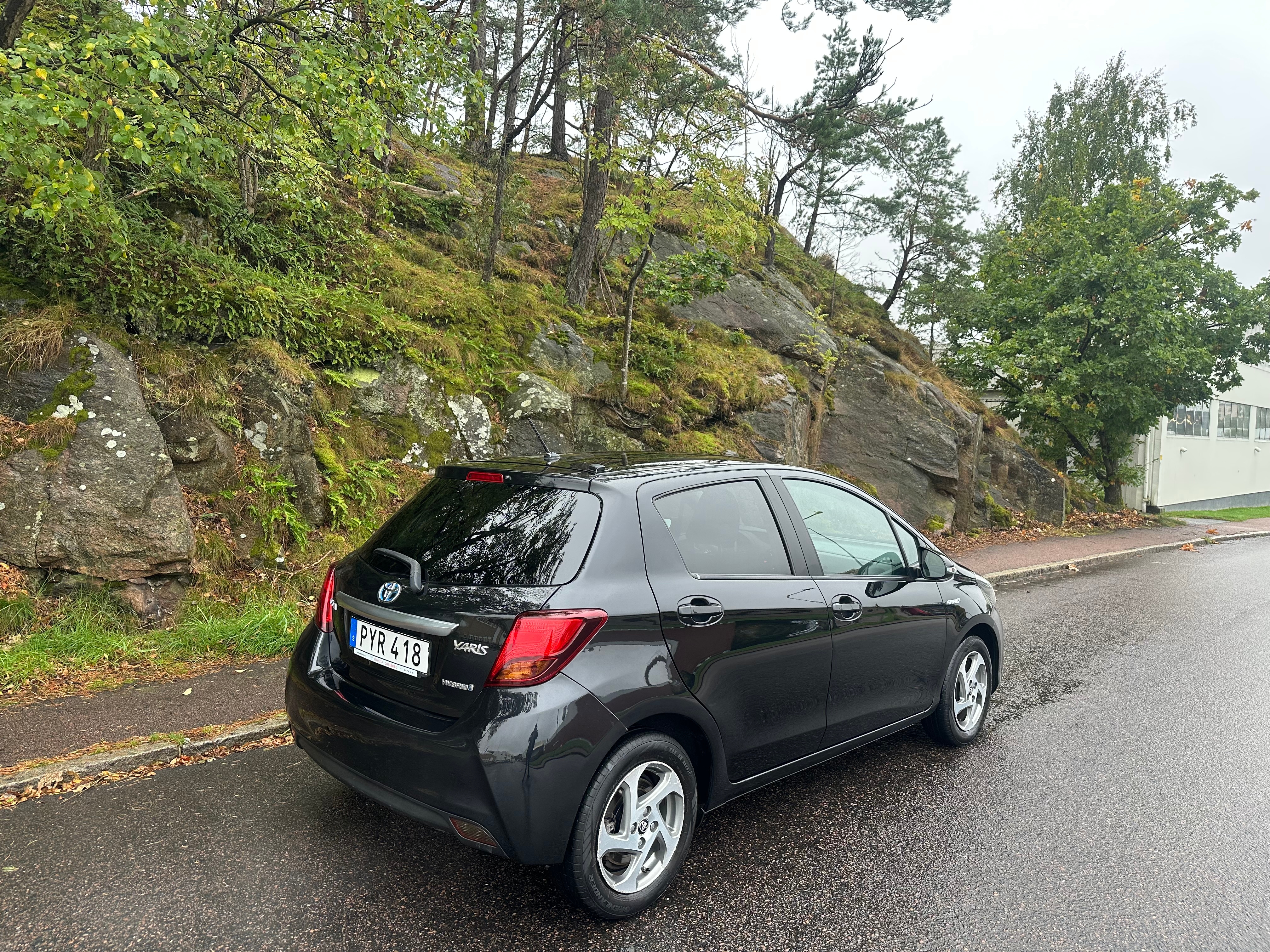 Toyota Yaris Hybrid e-CVT 2016, bild 5/7