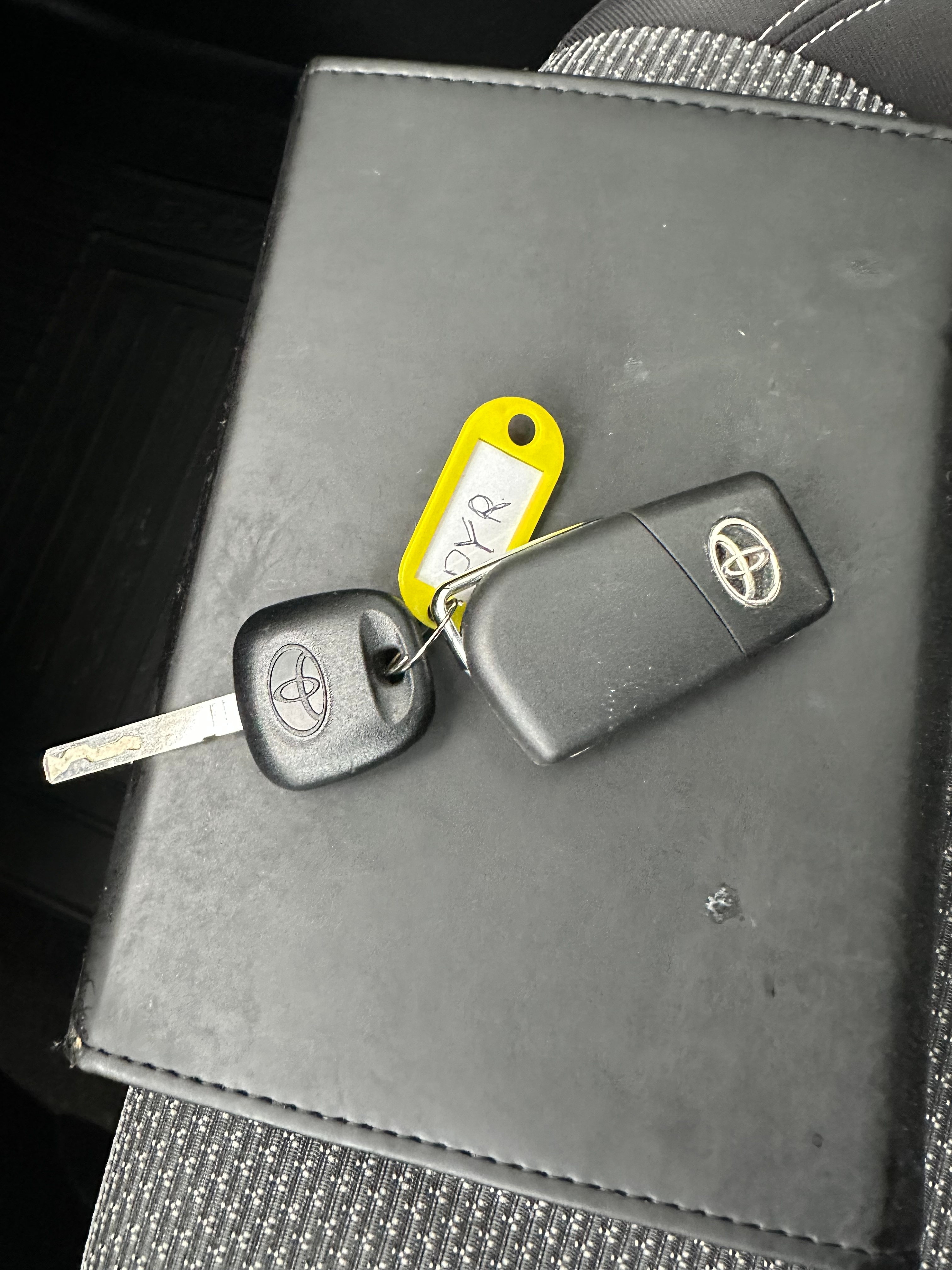 Toyota Yaris Hybrid e-CVT 2016, bild 4/7
