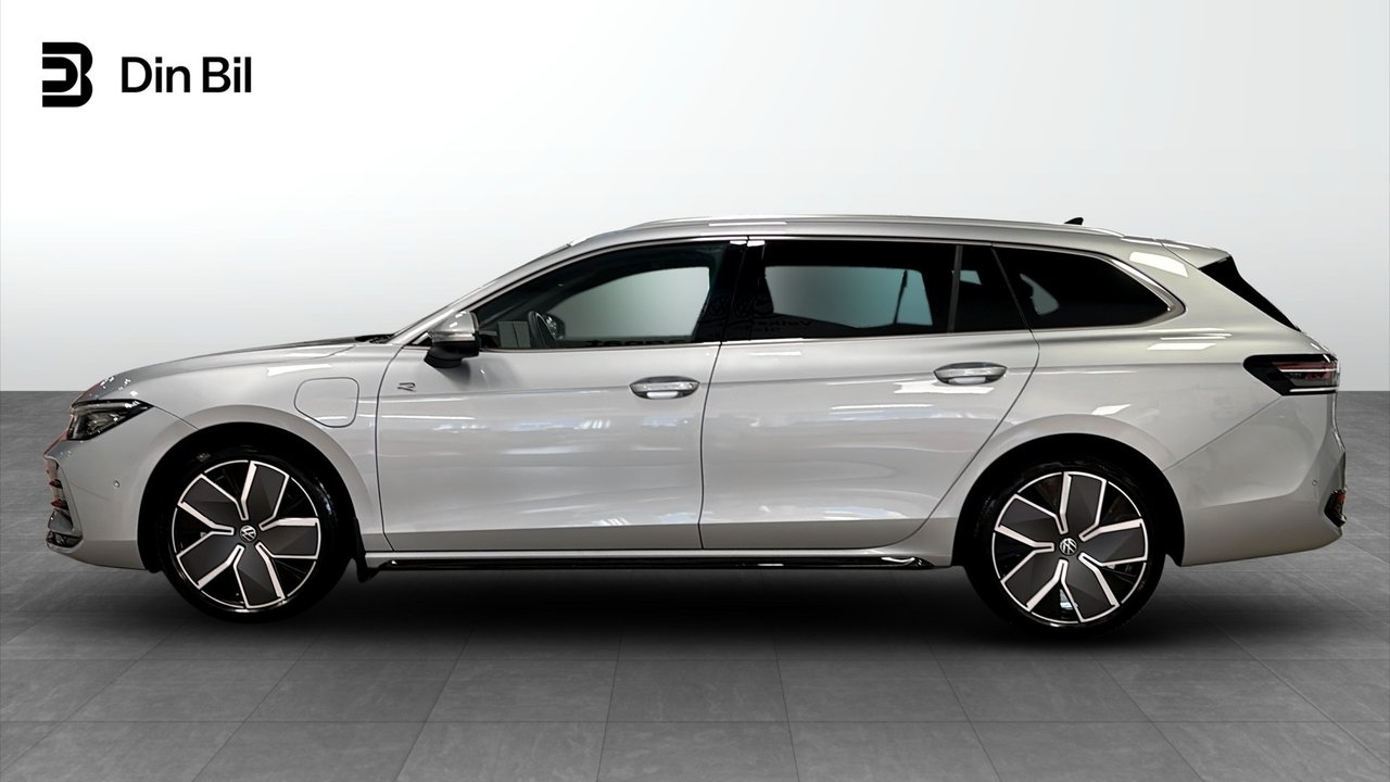 Volkswagen Passat R-Line 272Hk eHybrid 2026, bild 2/10