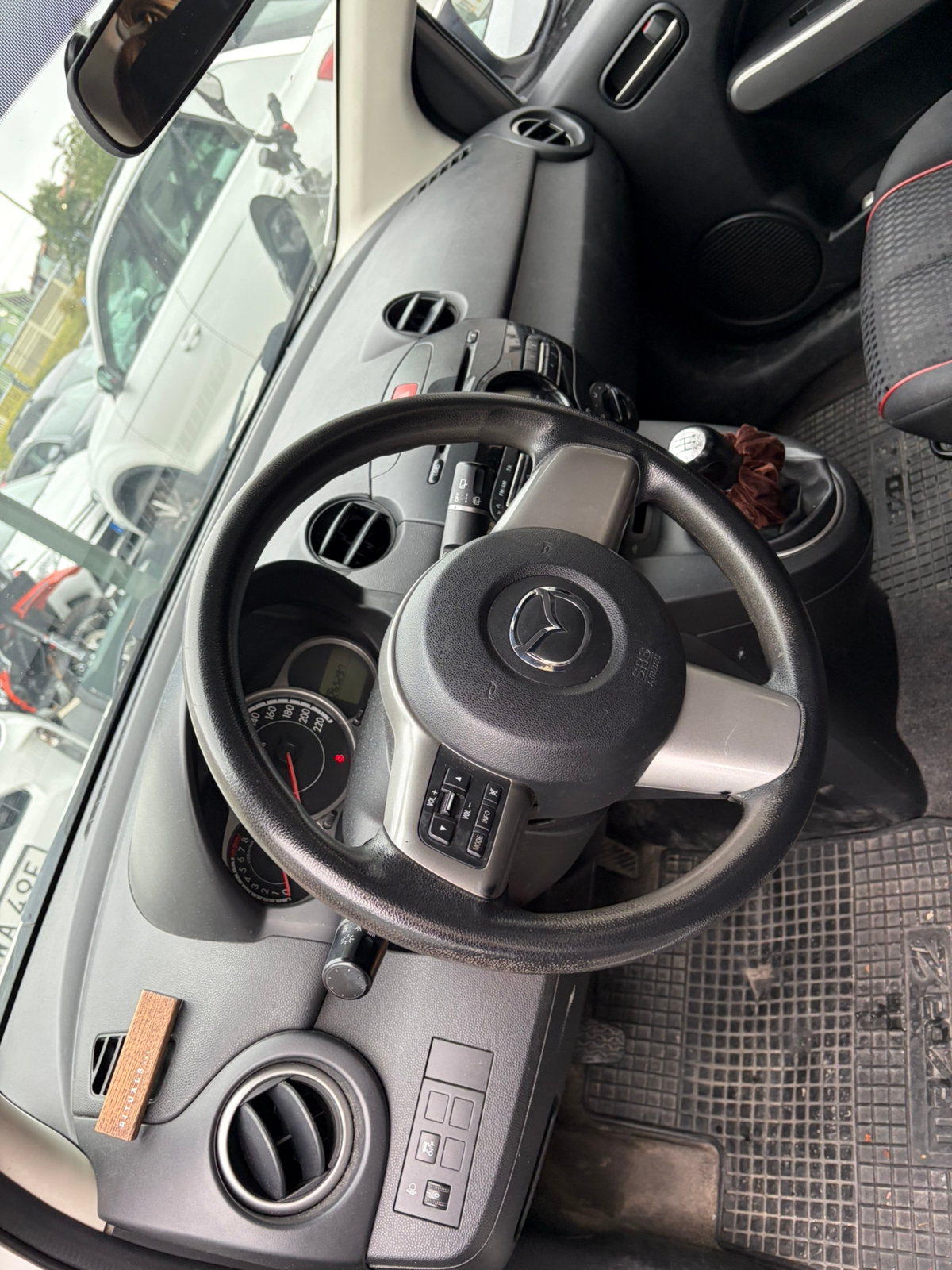 Mazda 2 5-dörrar 1.3 MZR Manuell 2011, bild 4/5