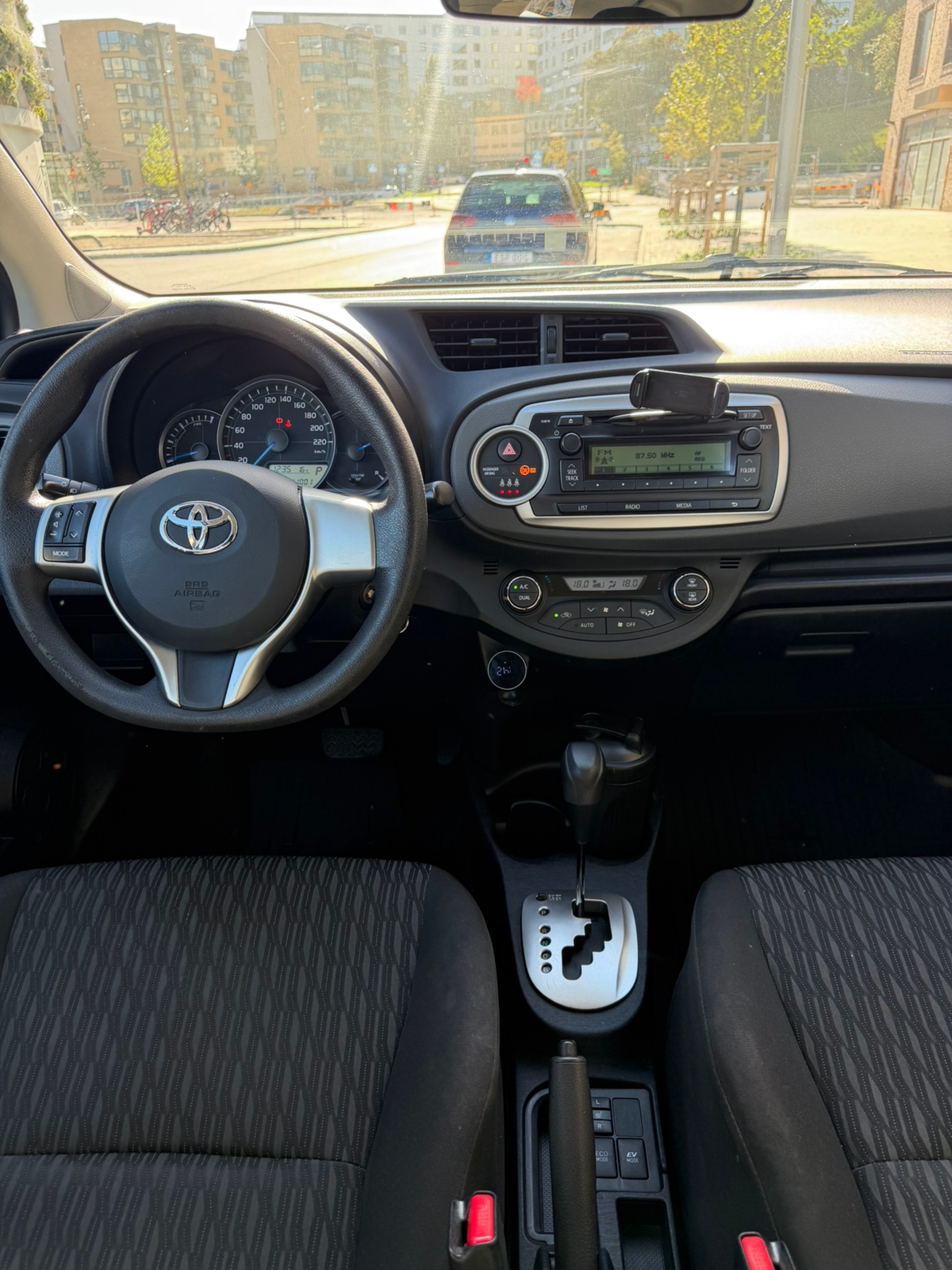 Toyota Yaris Hybrid e-CVT 2012, bild 5/6