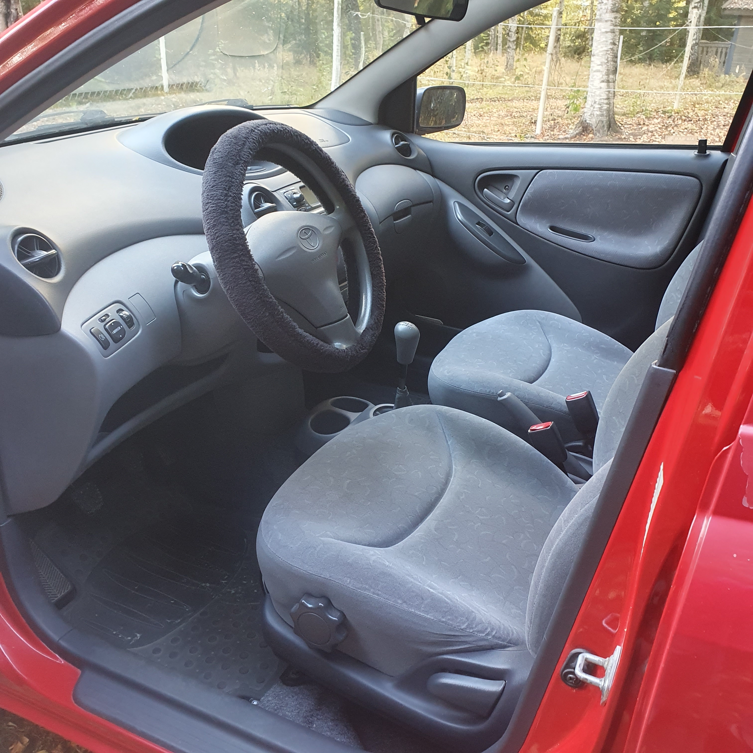 Toyota Yaris 5-dörrar 1.3 VVT-i Manuell 2000, bild 3/3