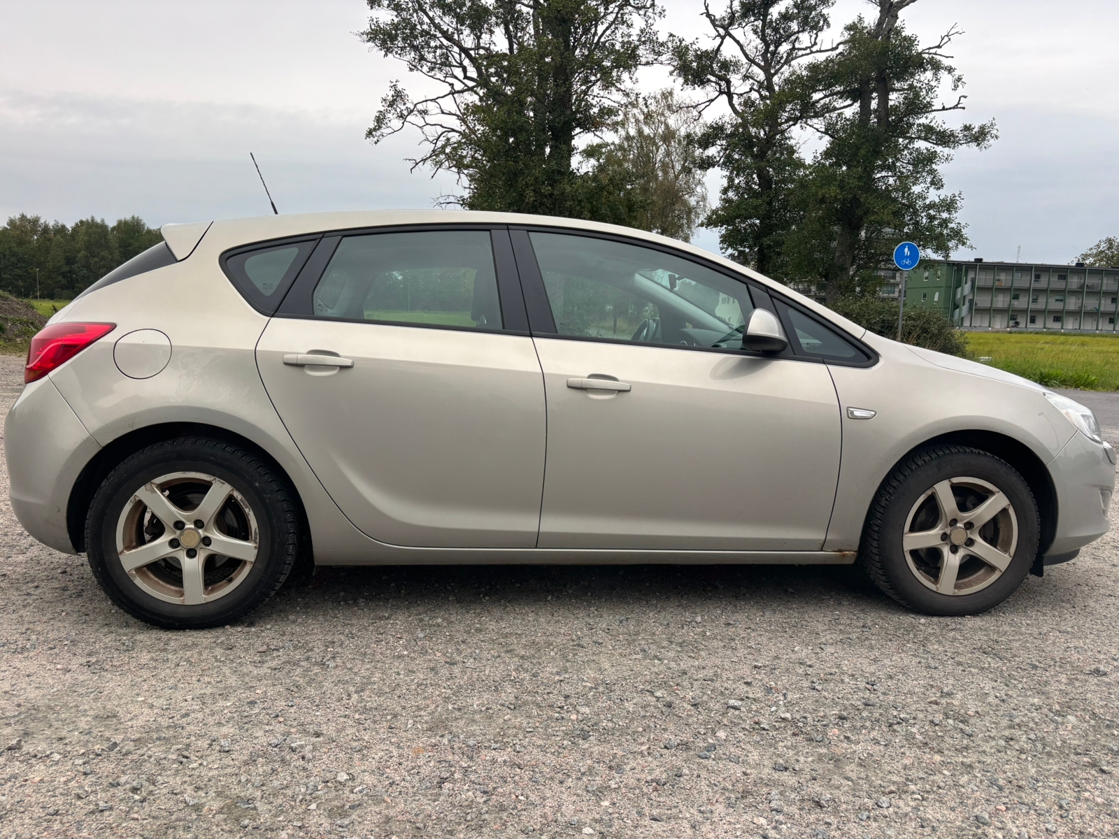 Opel Astra 1.4 Turbo Manuell 2010, bild 4/7