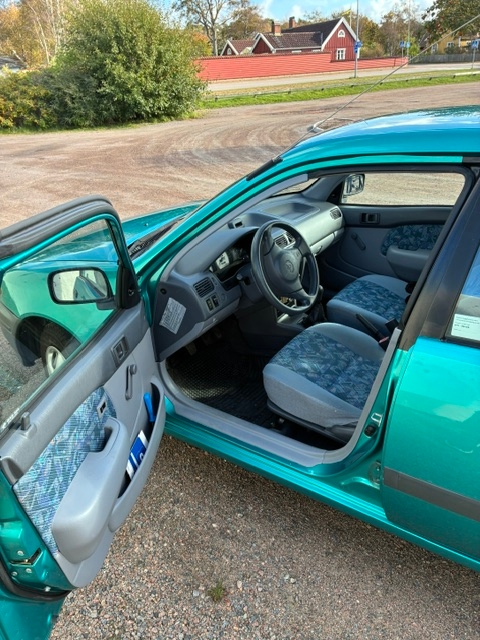 Toyota Starlet 5-dörrar 1.3 Manuell 1998, bild 3/4