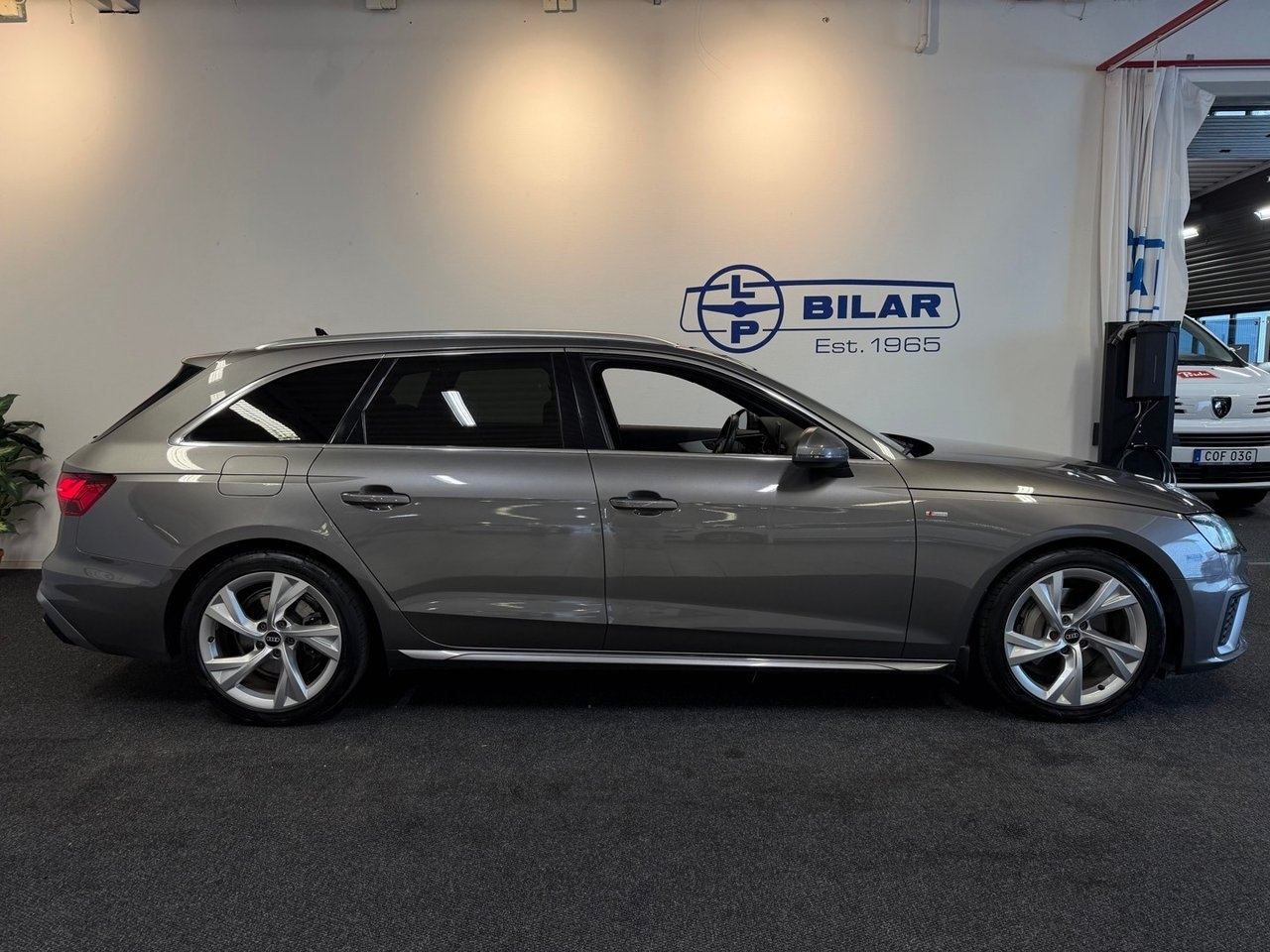 Audi A4 2021, bild 2/10
