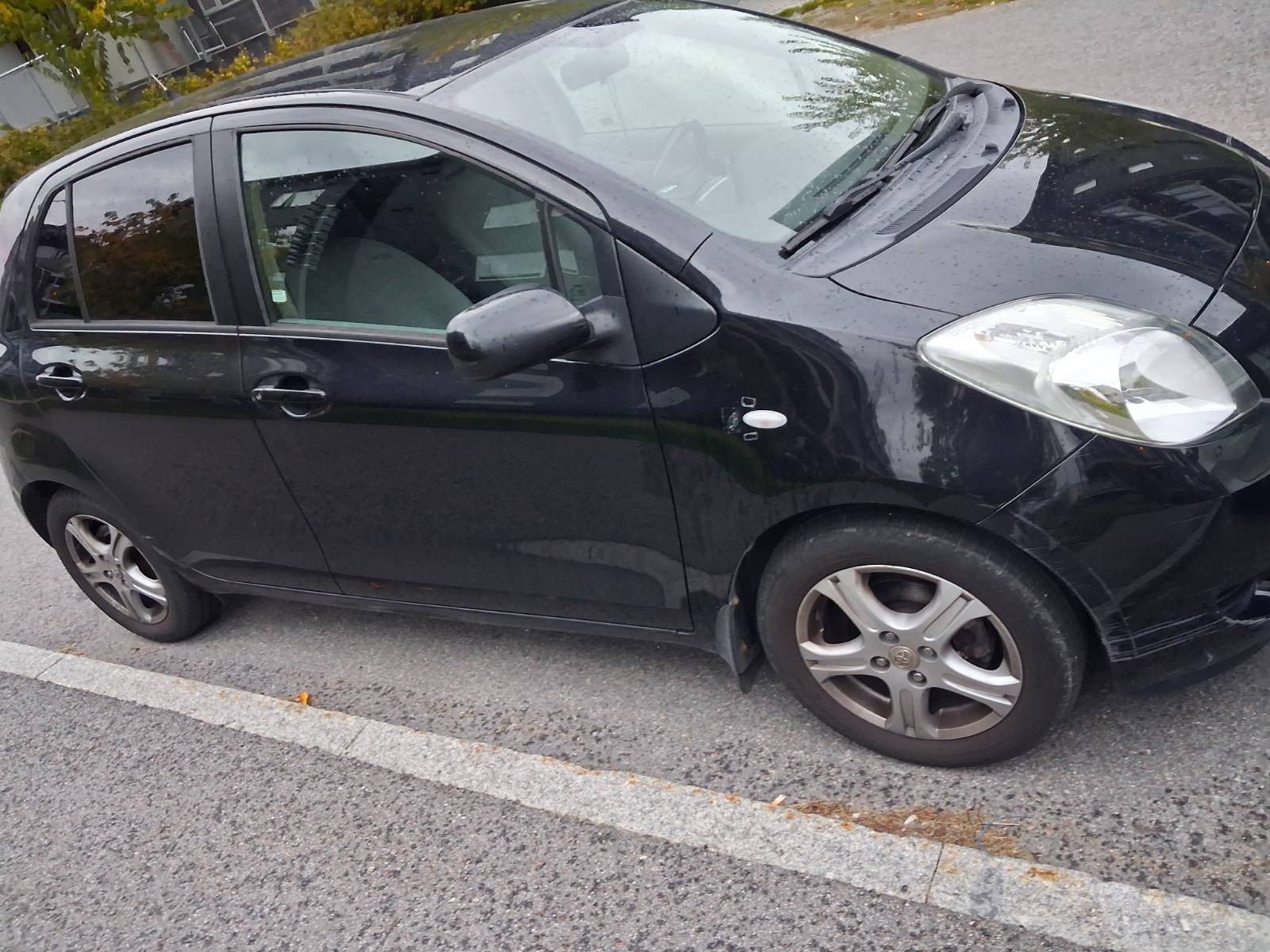 Toyota Yaris 5-dörrar 1.3 VVT-i Manuell 2006, bild 2/5