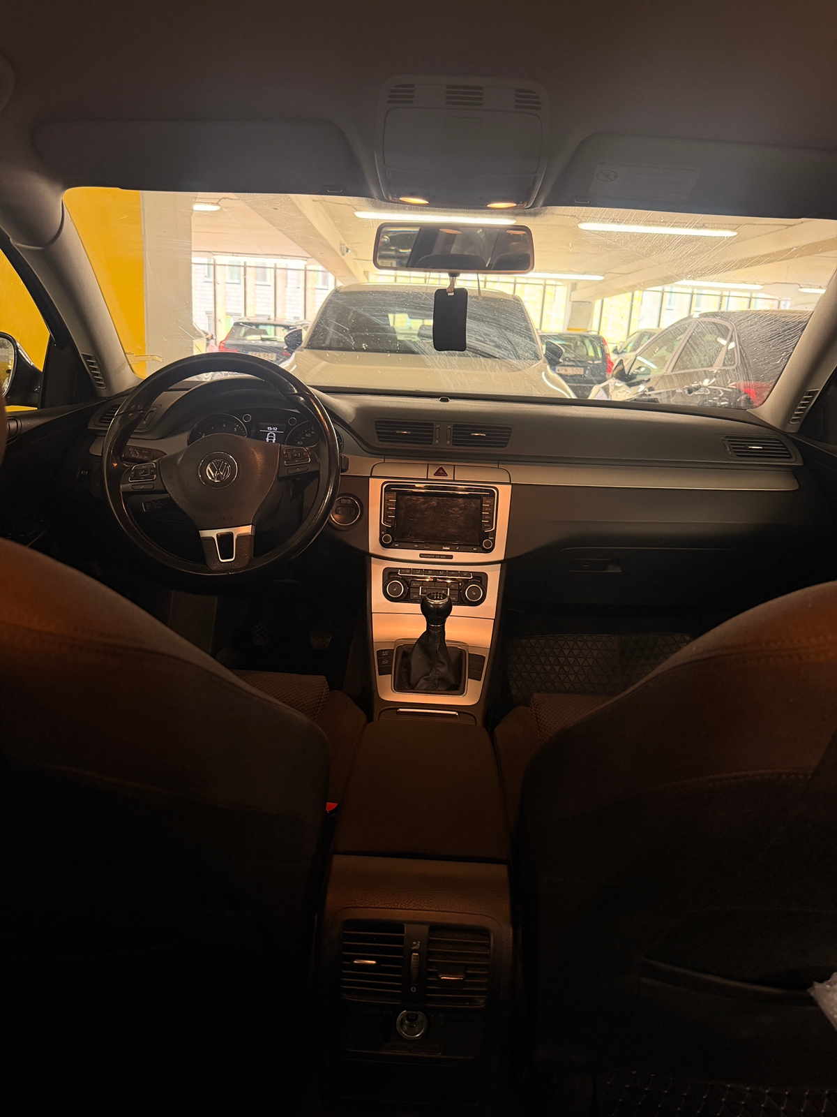Volkswagen Passat 2010, photo 2/6