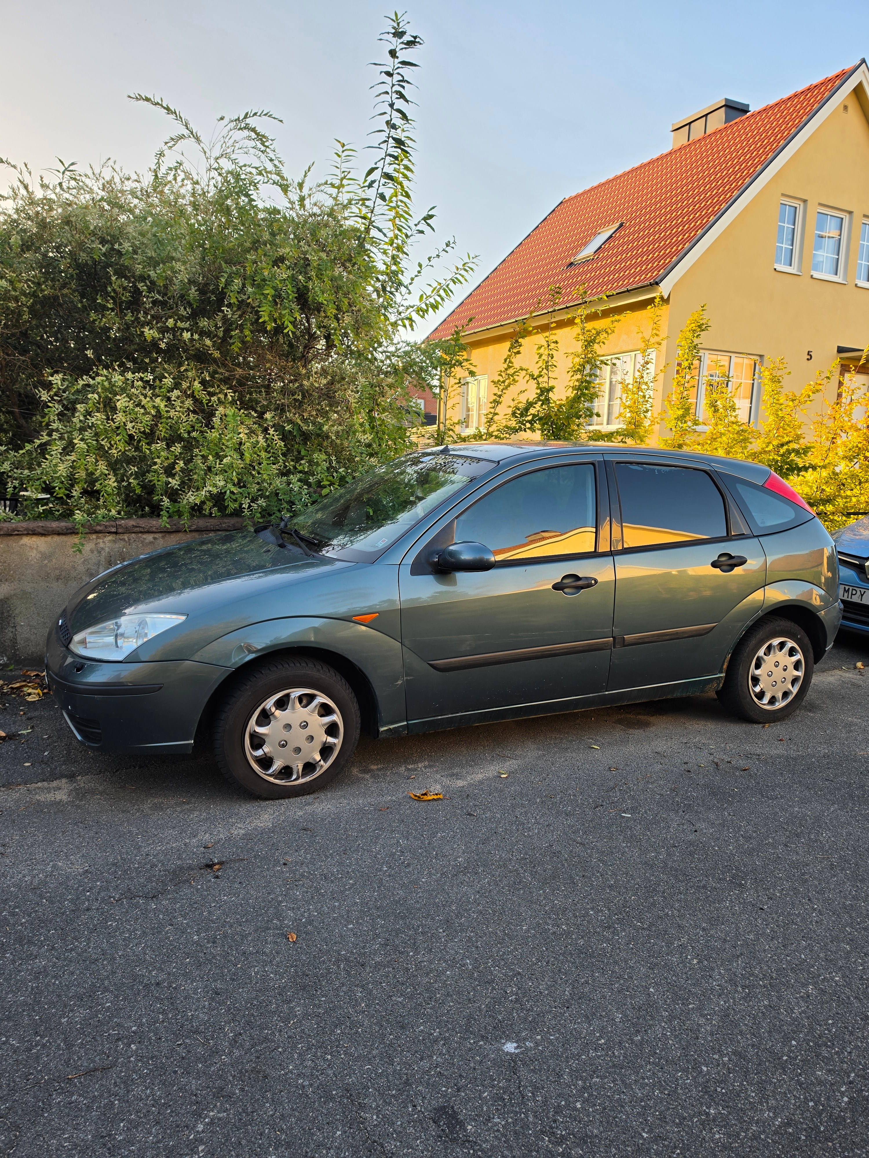 Ford Focus 5-dörrars 1.6 Manuell 2003, bild 2/4