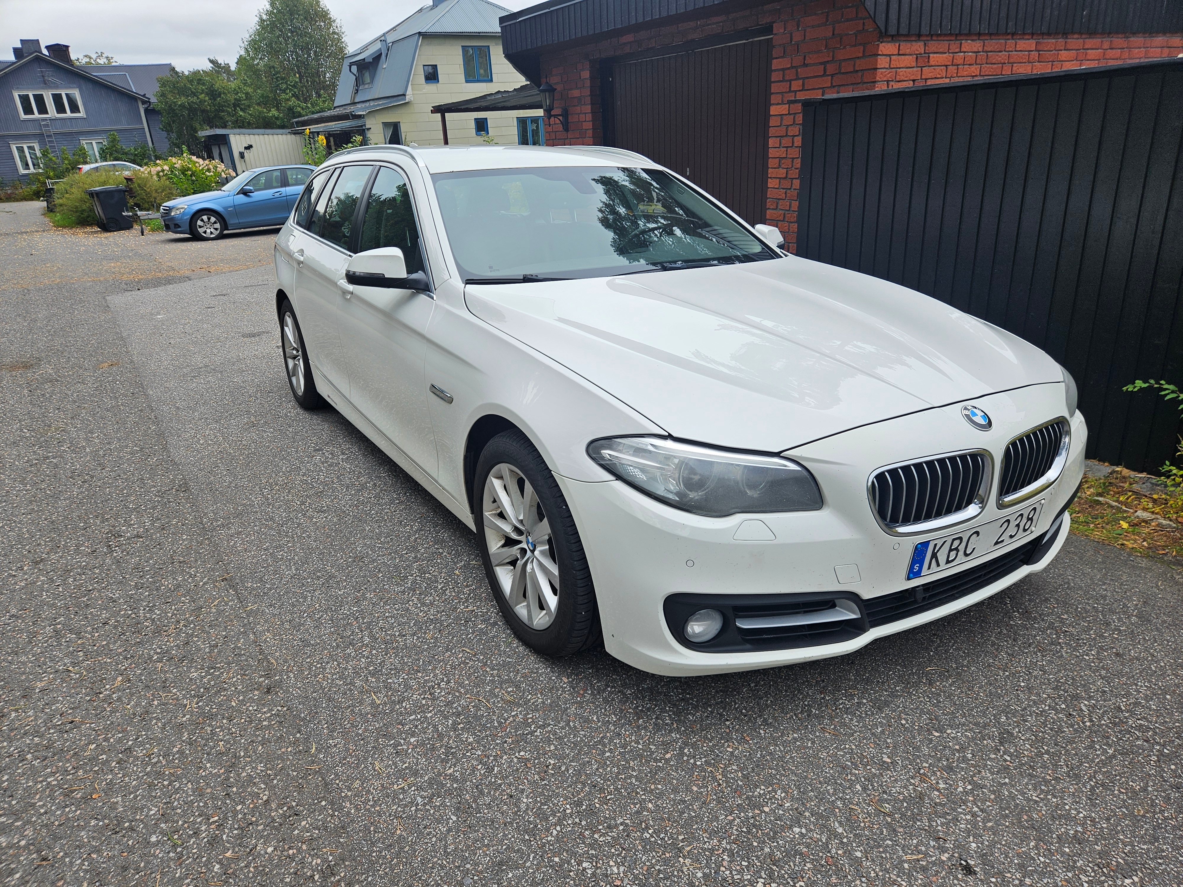 BMW 520 d xDrive Touring Steptronic 2014, bild 2/5