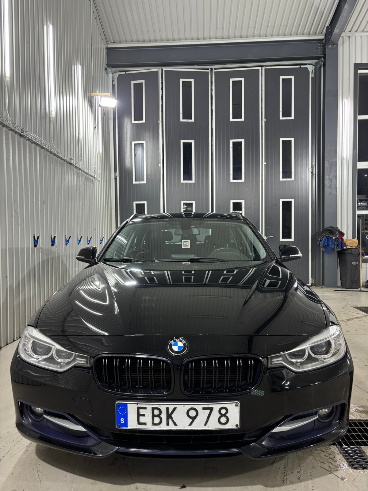 BMW 318 d Touring Manuell 2015, bild 2/9
