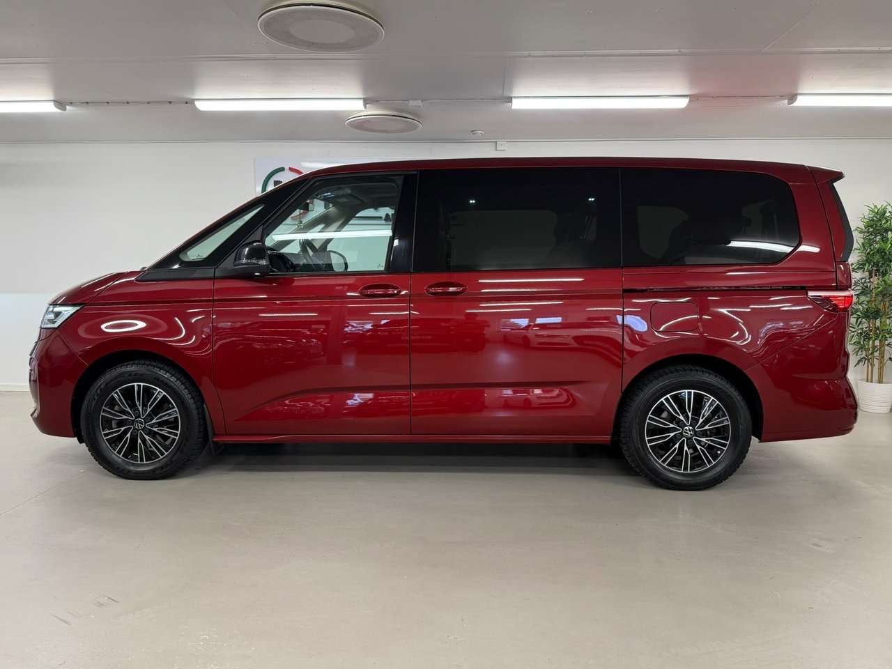 Volkswagen Multivan 2023, photo 3/10