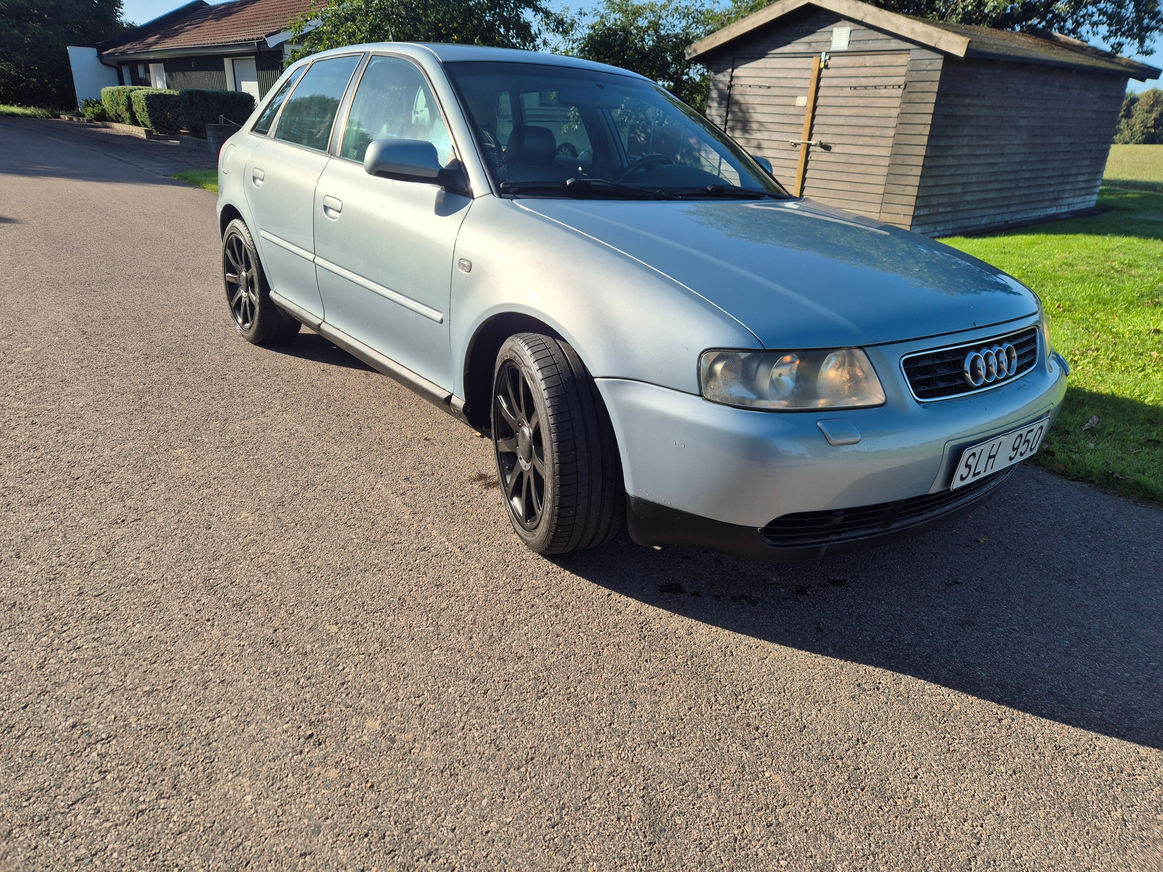 Audi A3 5-dörrar 1.8 20v Turbo Manuell 2001, bild 2/8