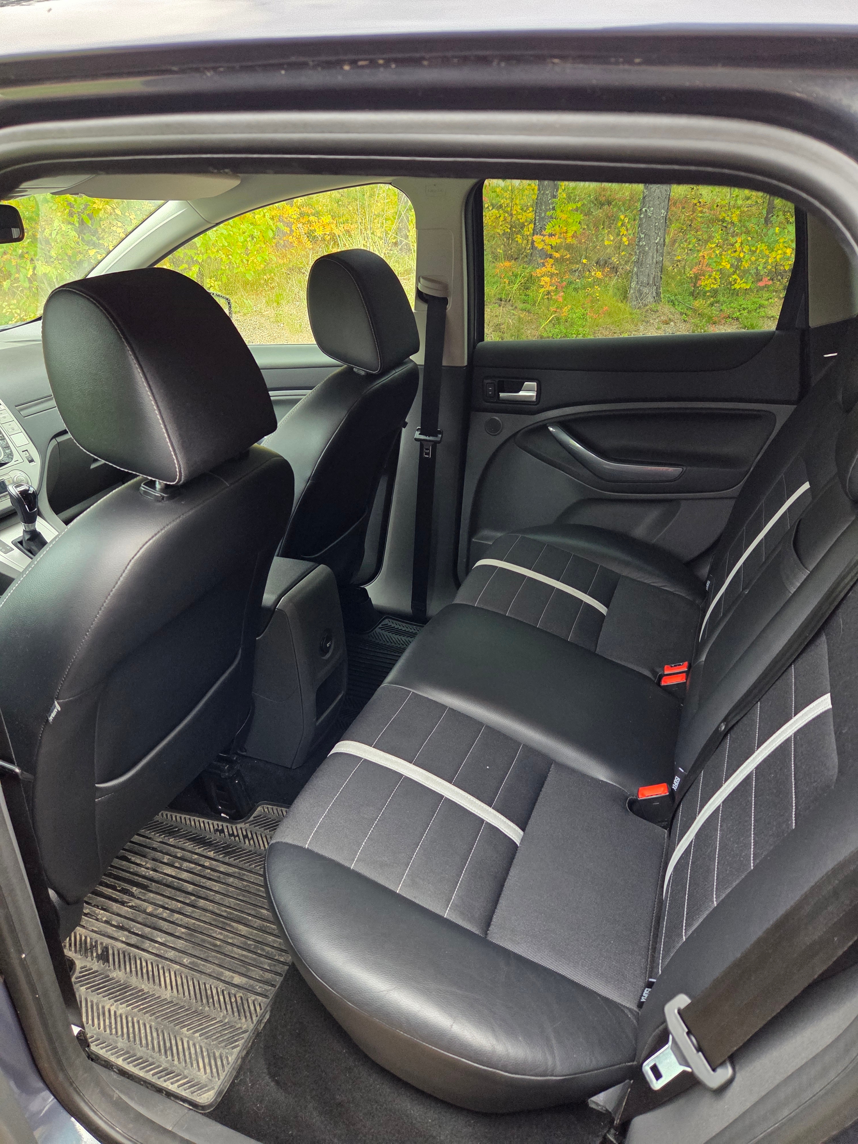 Ford Kuga 2.0 TDCi AWD Powershift 2011, photo 2/4