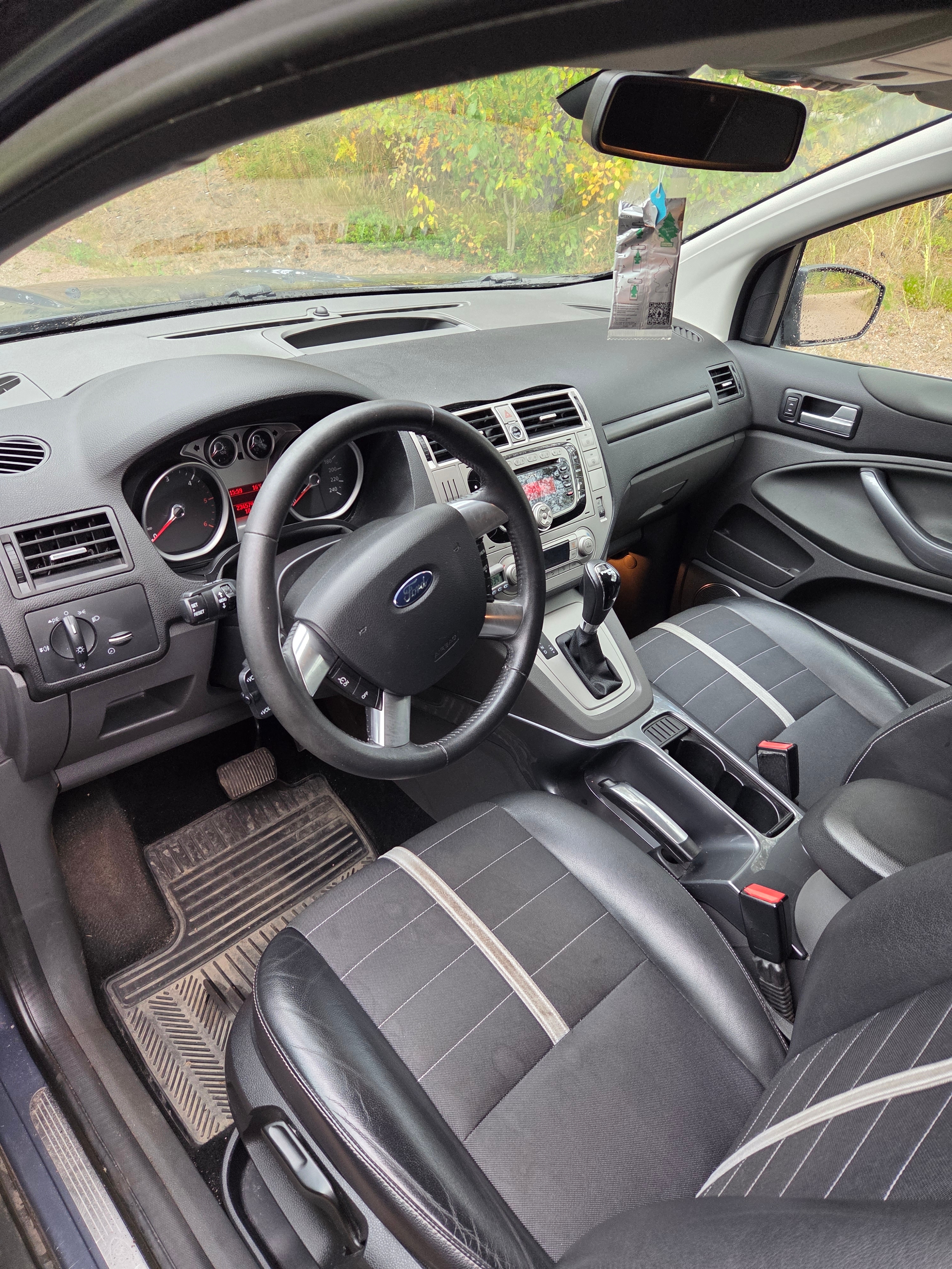 Ford Kuga 2.0 TDCi AWD Powershift 2011, photo 3/4