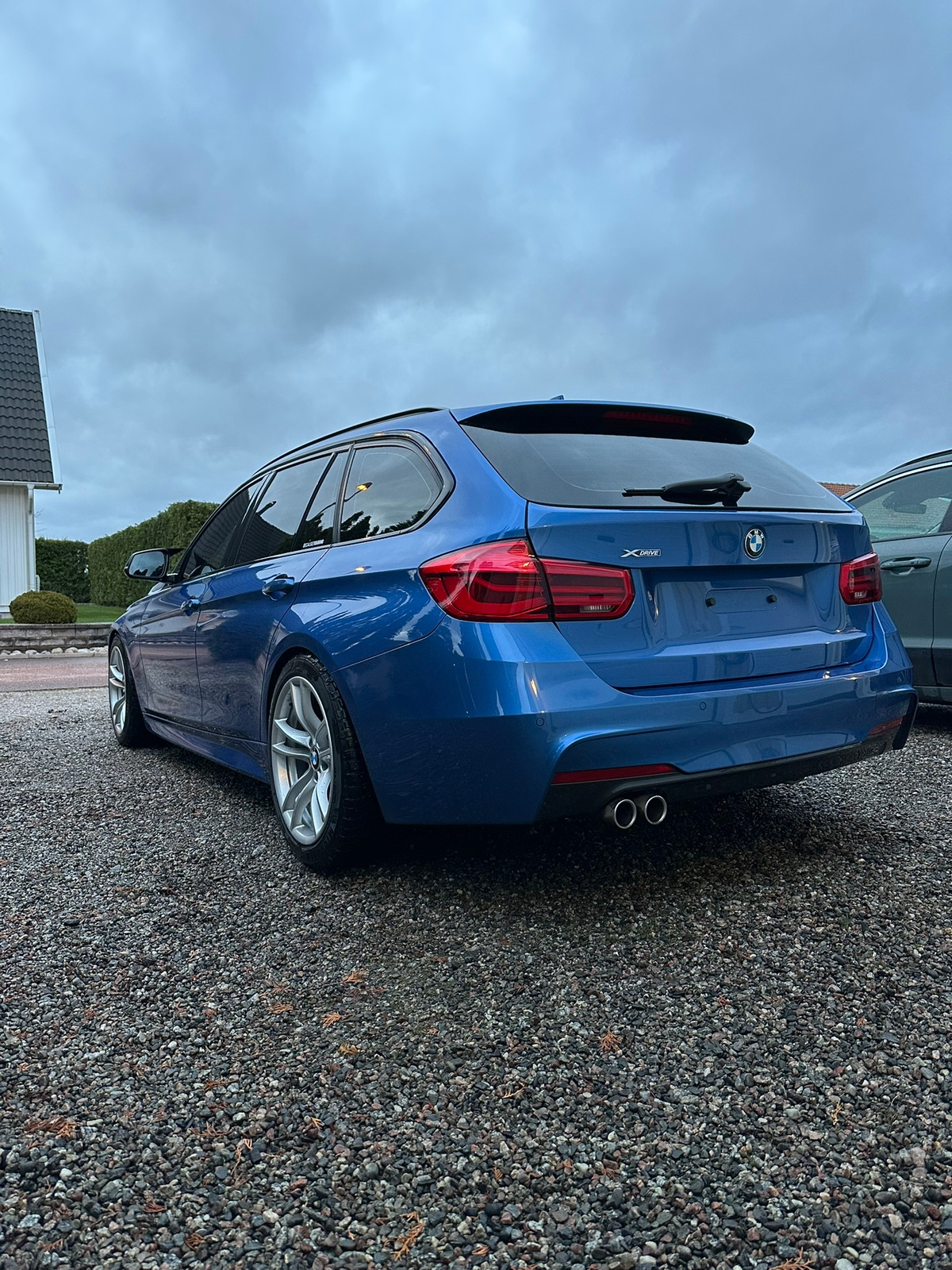 BMW 320 d xDrive Touring Steptronic 2019, bild 2/8