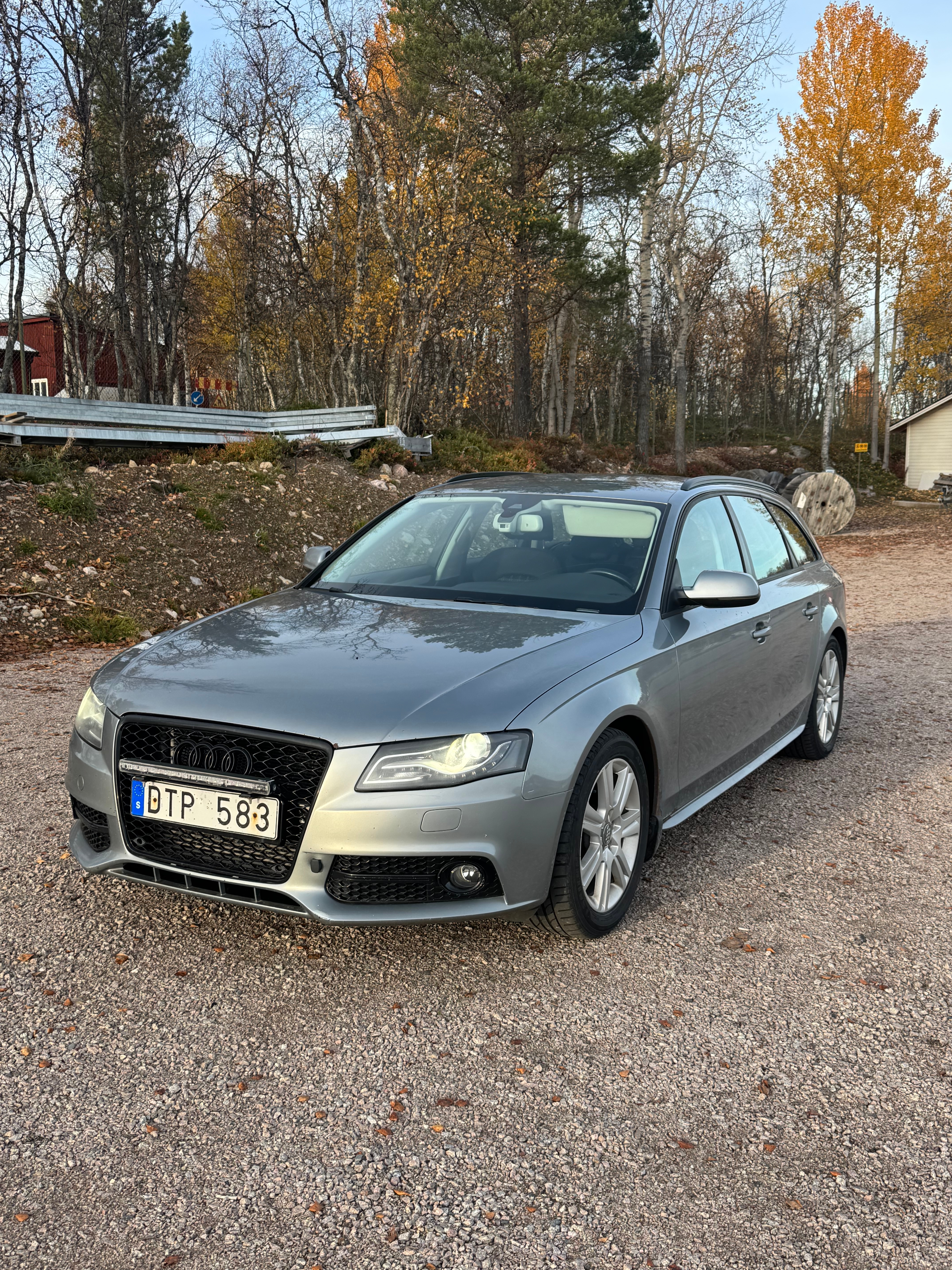Audi A4 2010, bild 2/6