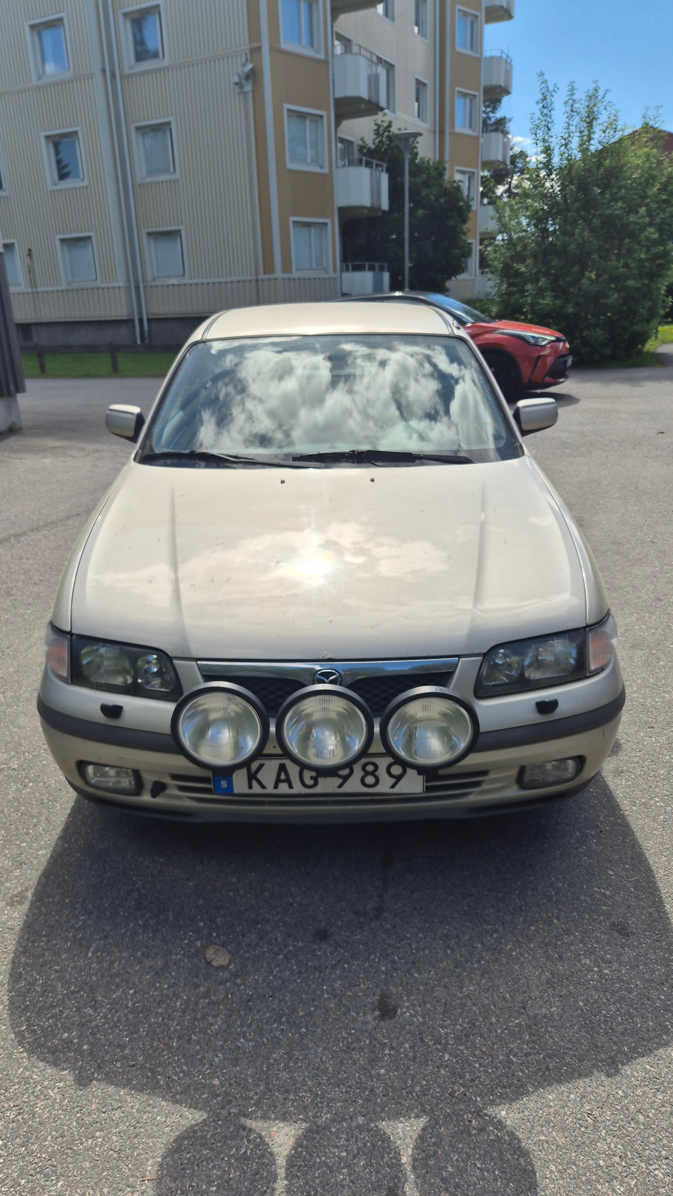 Mazda 626 Halvkombi 2.0 Manuell 1998, bild 2/9