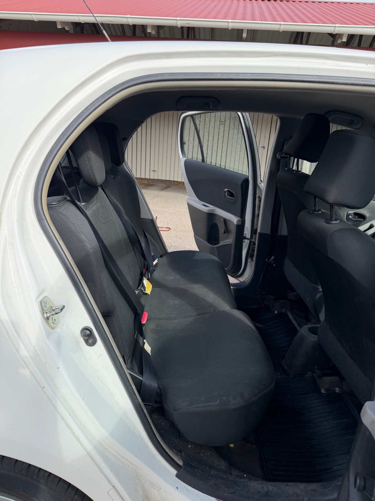 Toyota Yaris 5-dörrar 1.0 VVT-i Manuell 2010, bild 7/8