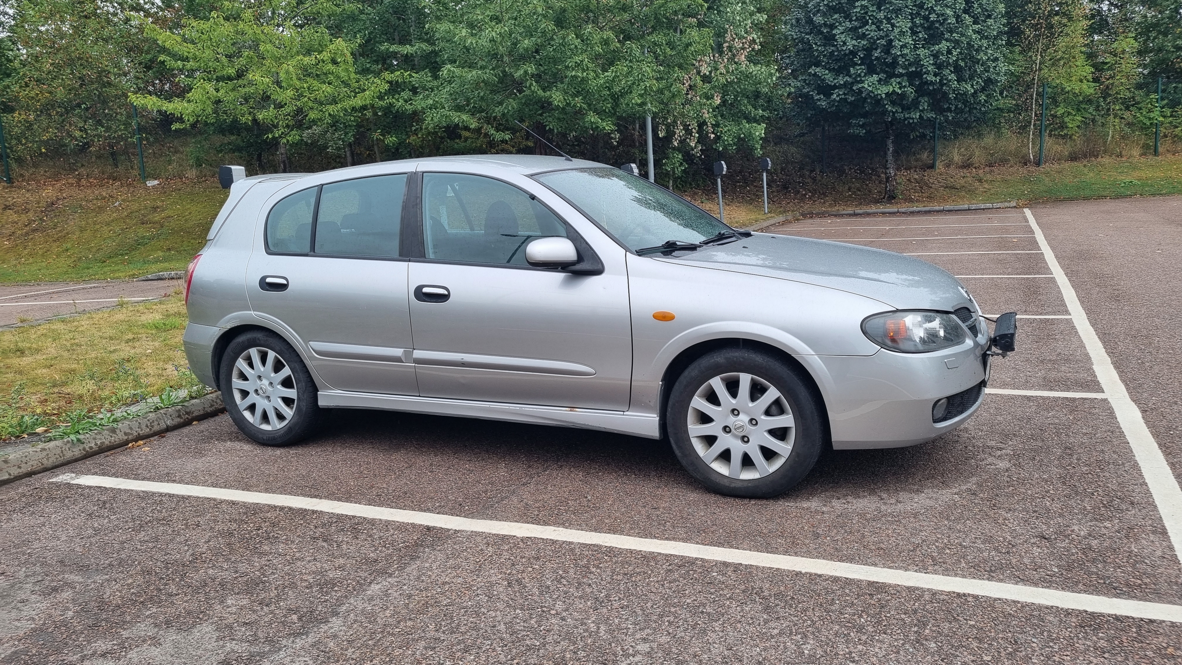 Nissan Almera 5-dörrar 1.8 Manuell 2002, bild 2/5