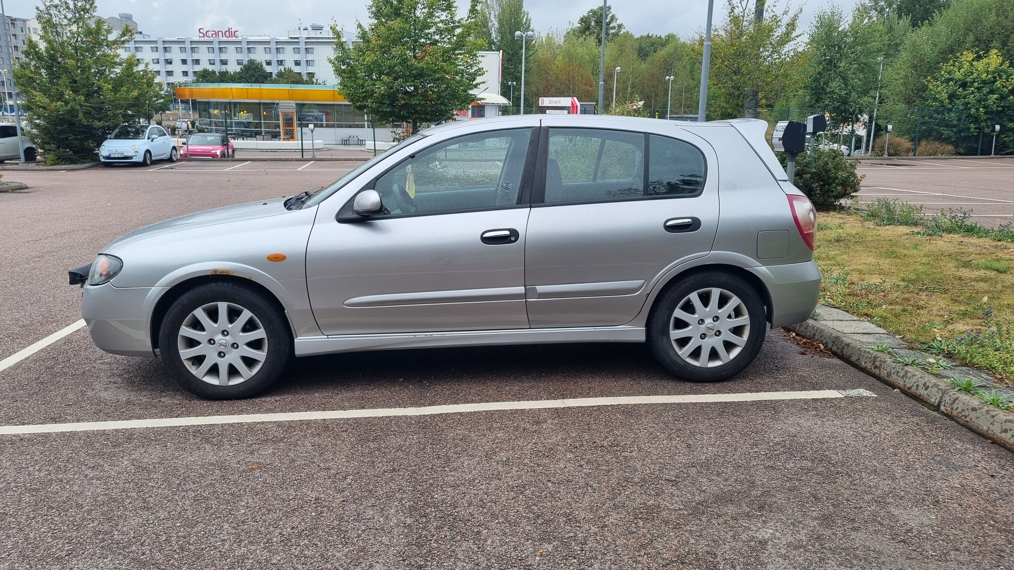 Nissan Almera 5-dörrar 1.8 Manuell 2002, bild 3/5