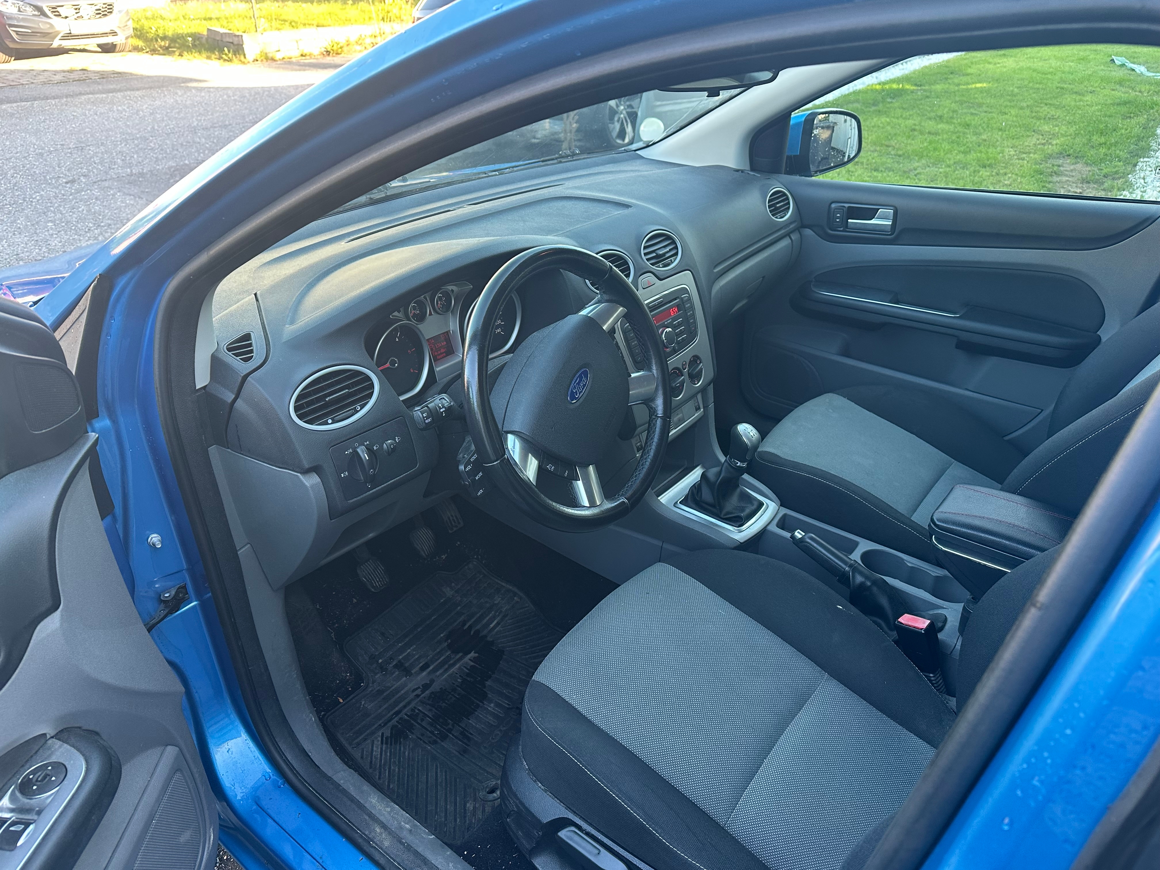 Ford Focus Kombi 1.6 TDCi Manuell 2011, bild 4/6