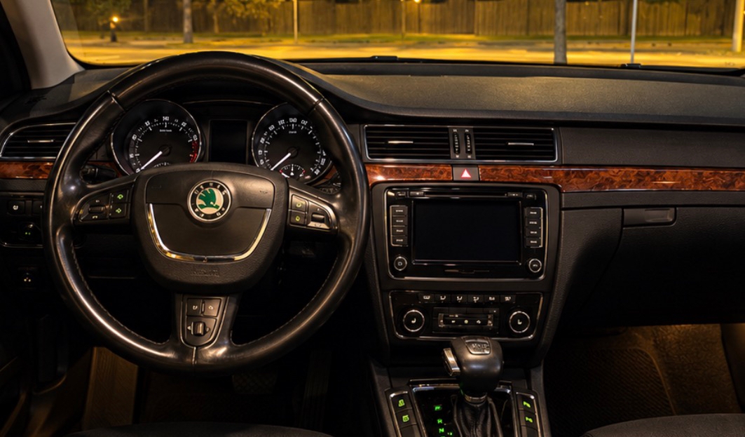 Skoda Superb 2010, photo 2/4
