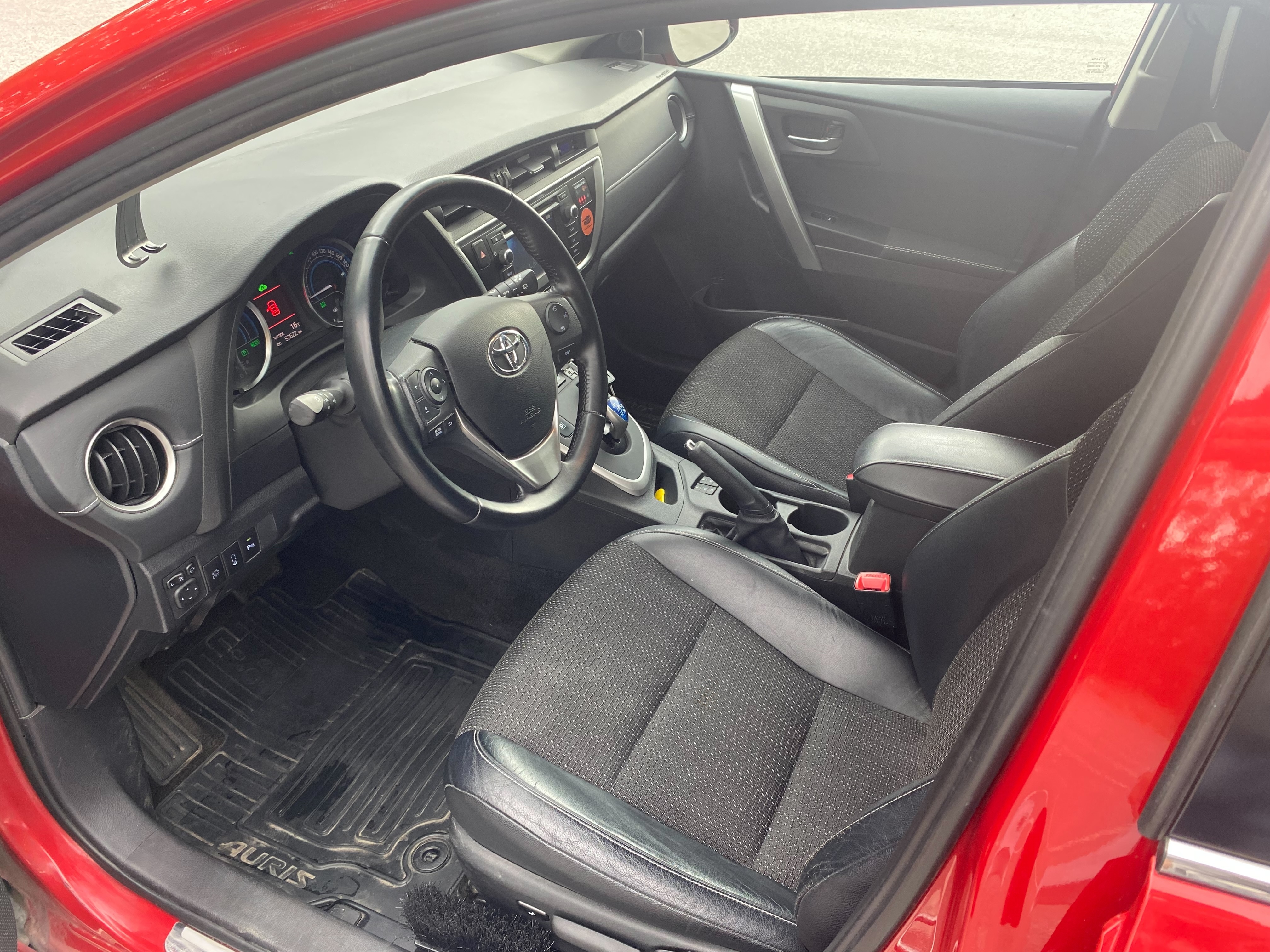 Toyota Auris Hybrid 1.8 Executive 2014, photo 6/10
