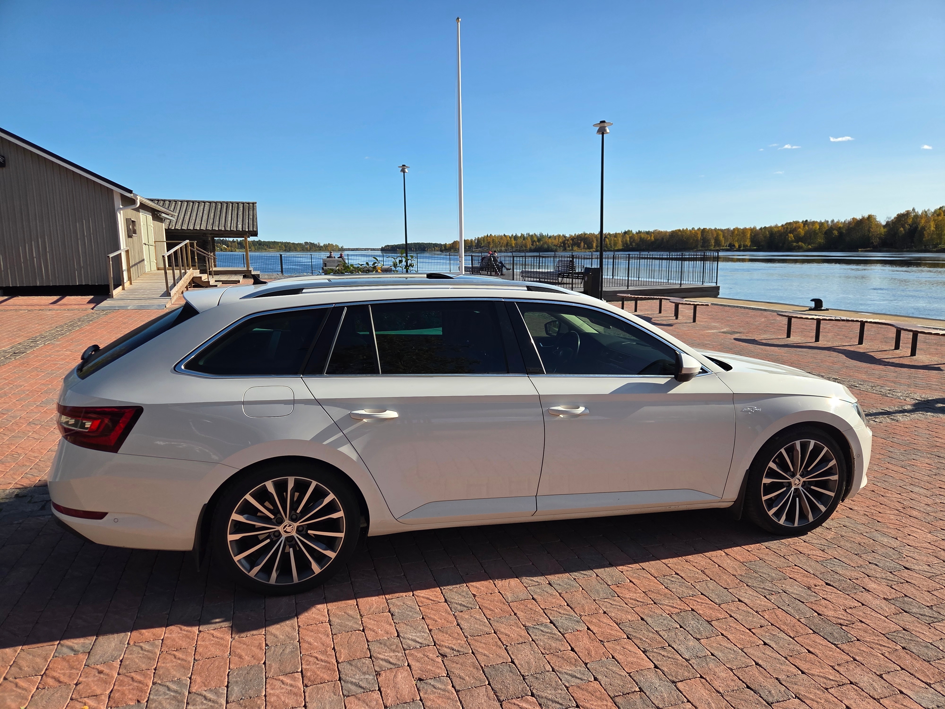 Skoda Superb 2016, bild 2/8
