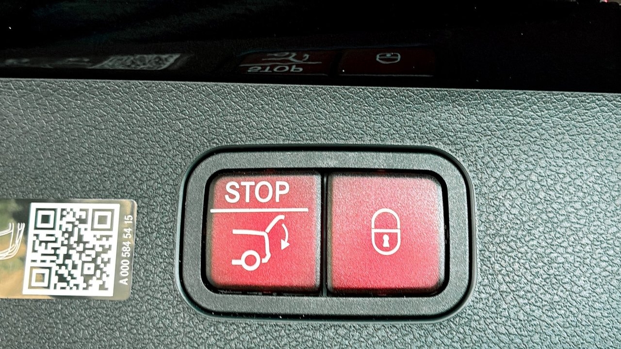 Mercedes-Benz E 300de 2026, bild 7/10