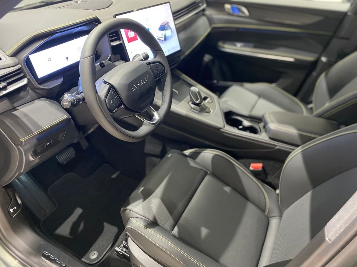 Lynk & Co 01 More PHEV 2025, photo 2/10