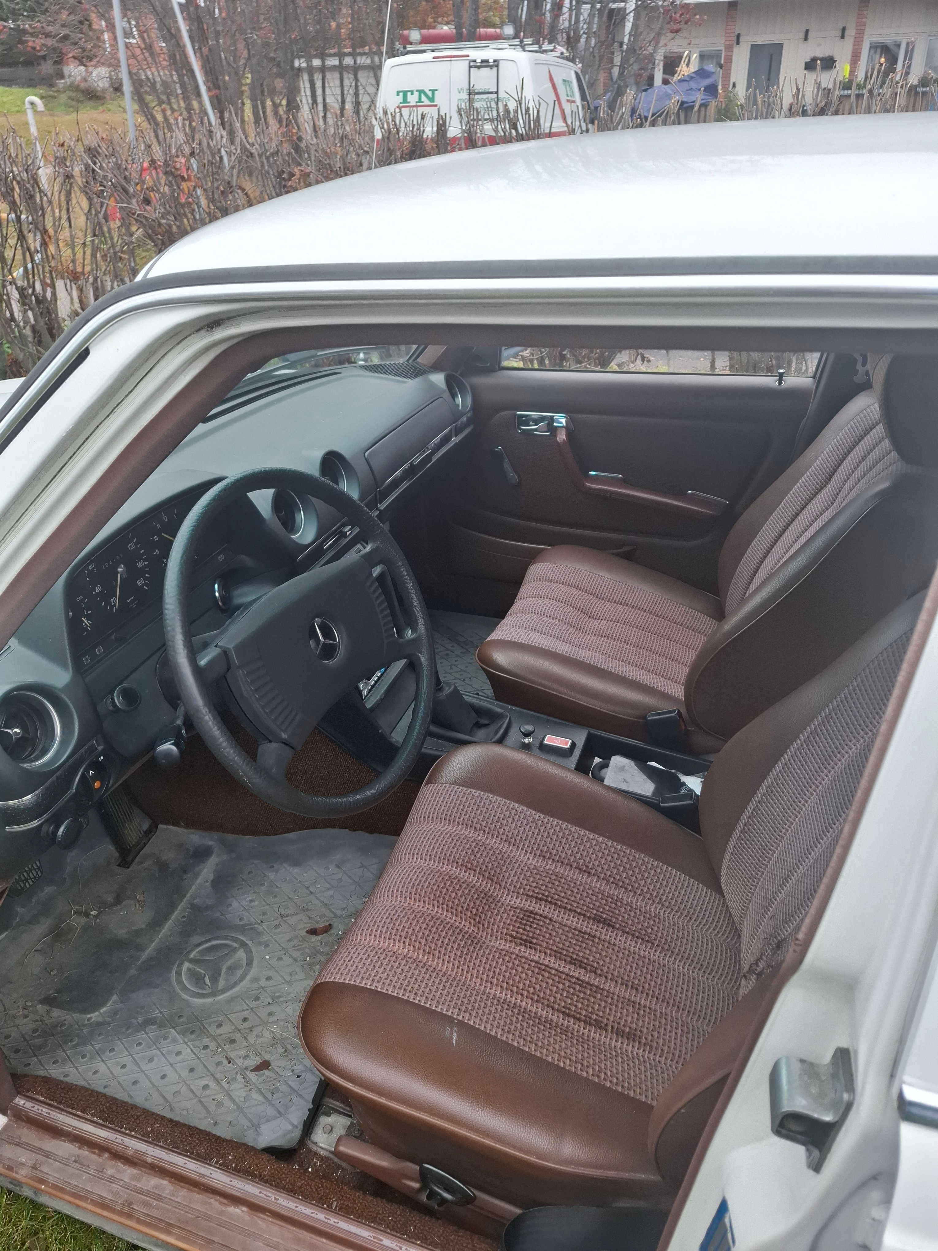 Mercedes-Benz 220 D Manuell 1978, bild 4/5