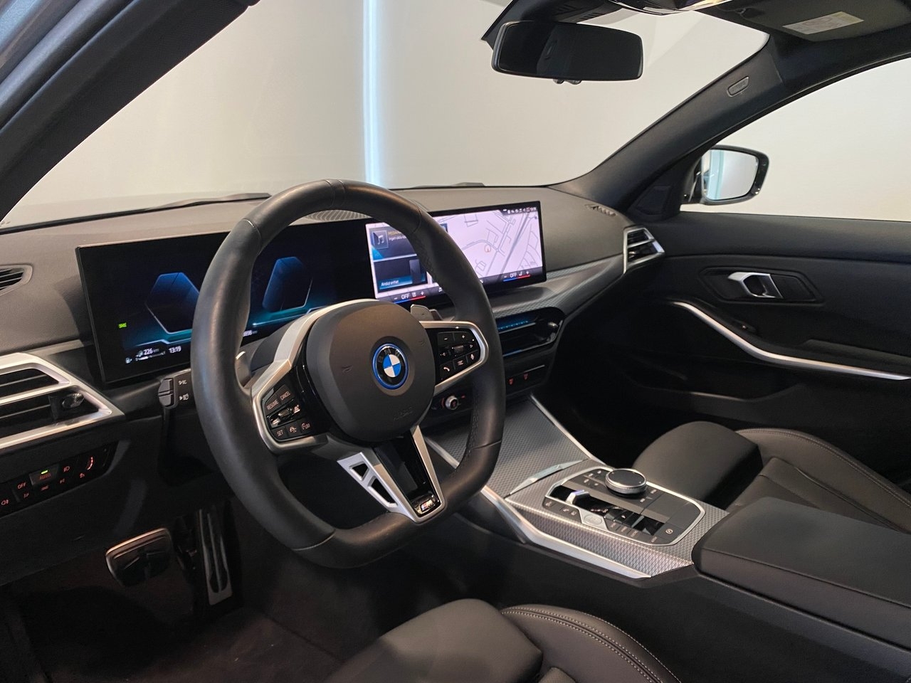 BMW 330 2025, bild 5/10