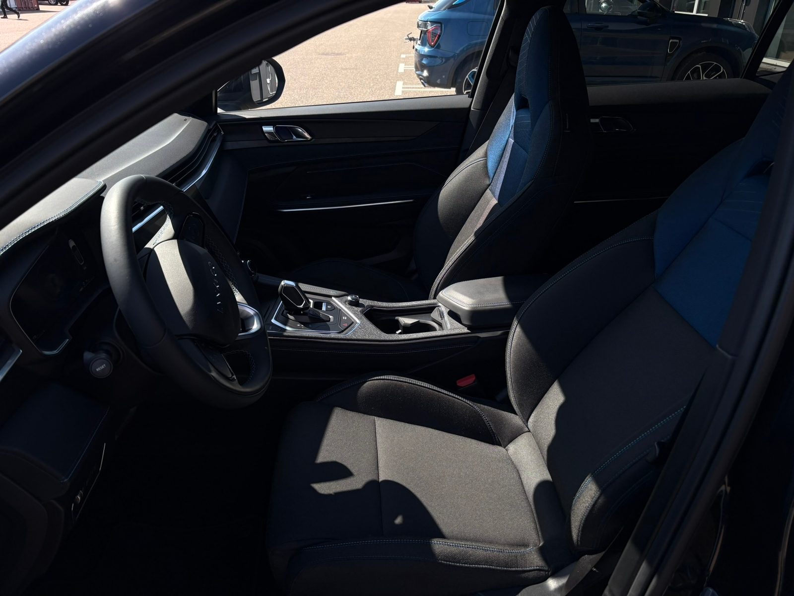Lynk & Co 01 PHEV DCT 2023, bild 3/5
