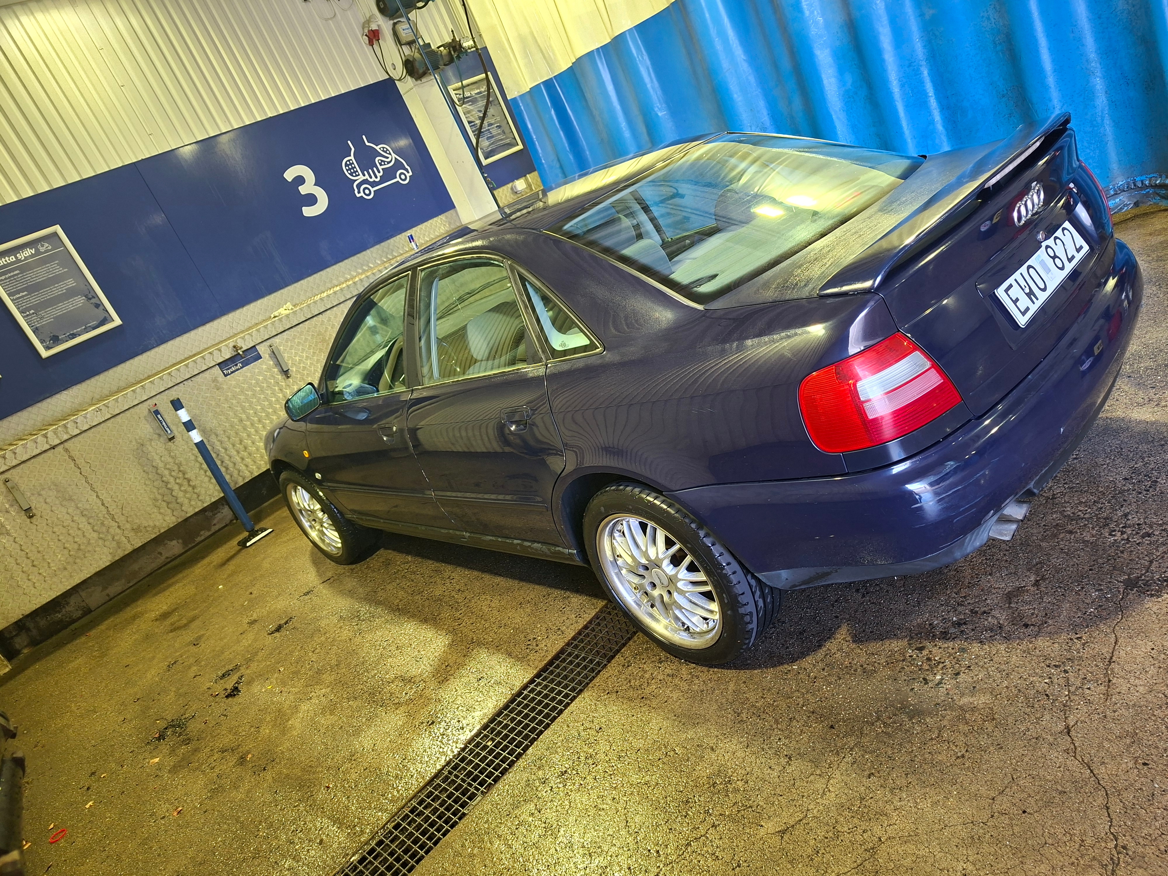Audi A4 Sedan 1.8 T Manuell 1997, bild 4/6