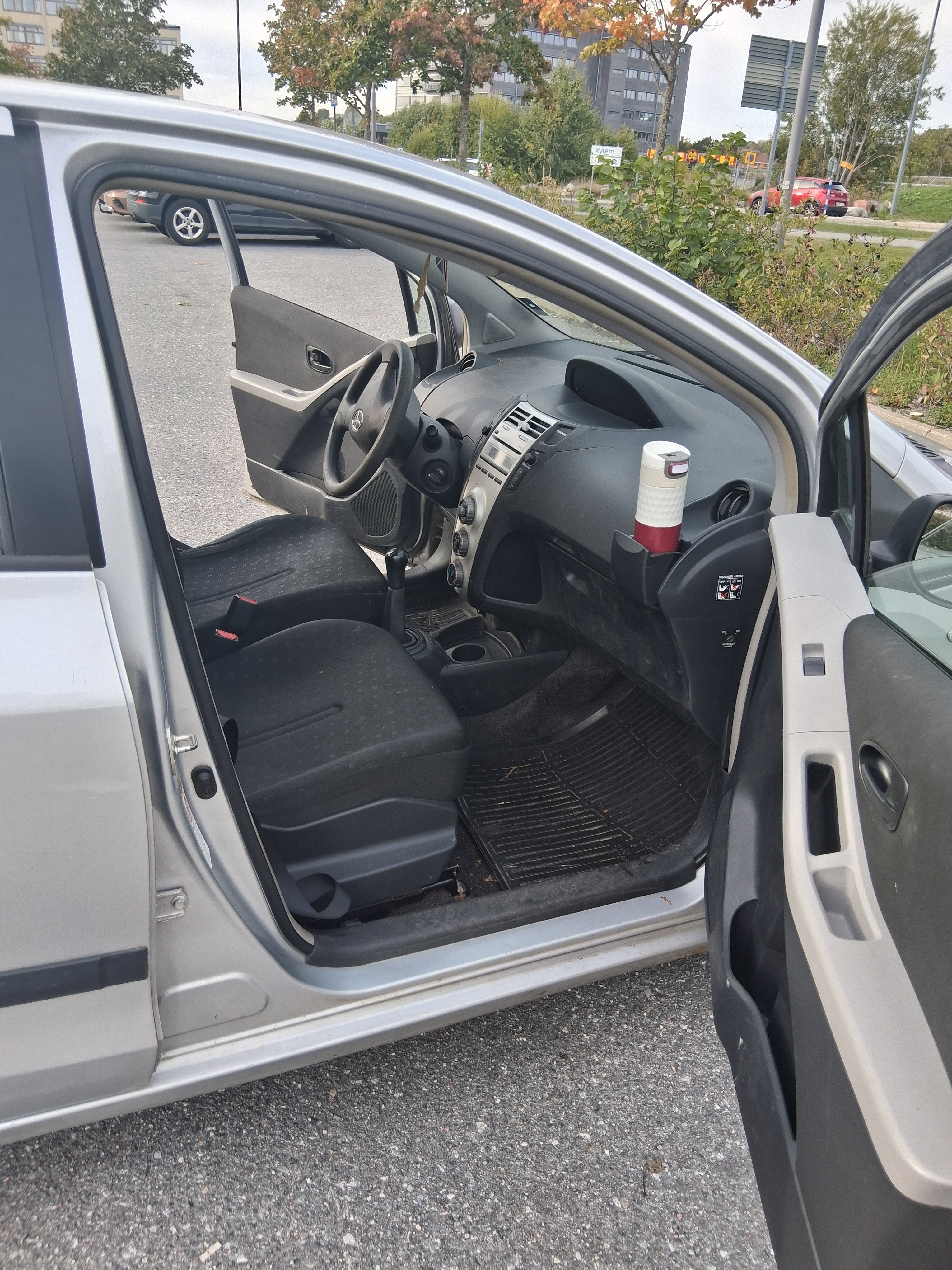 Toyota Yaris 5-dörrar 1.3 VVT-i Manuell 2006, bild 2/5