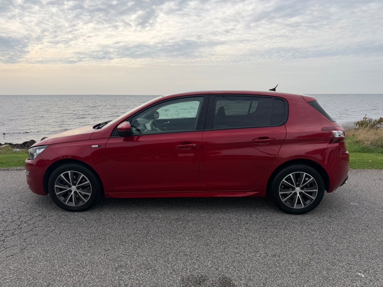 Peugeot 308 1.6 BlueHDi 2017, bild 2/10