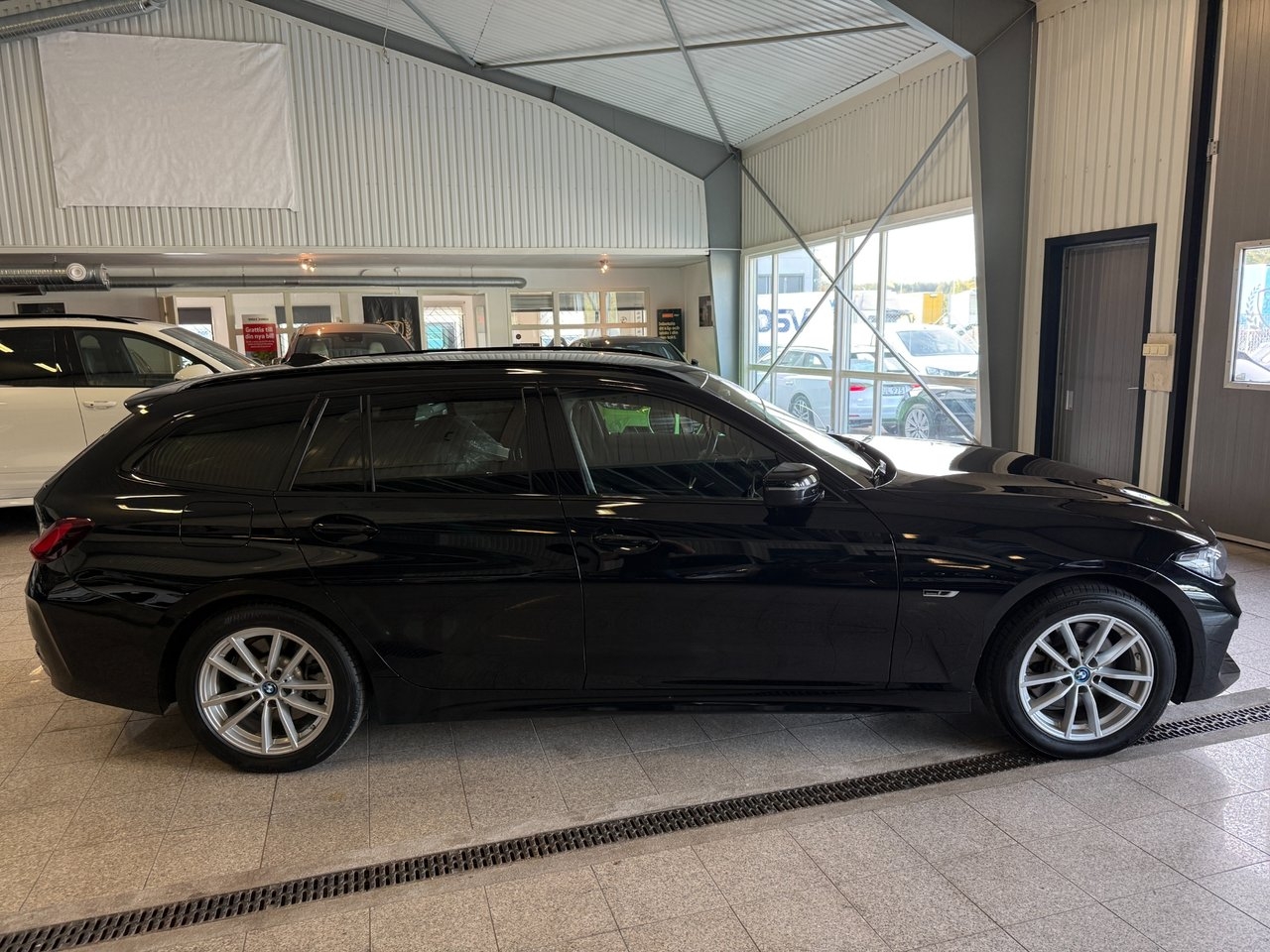 BMW 330 2023, kuva 2/10
