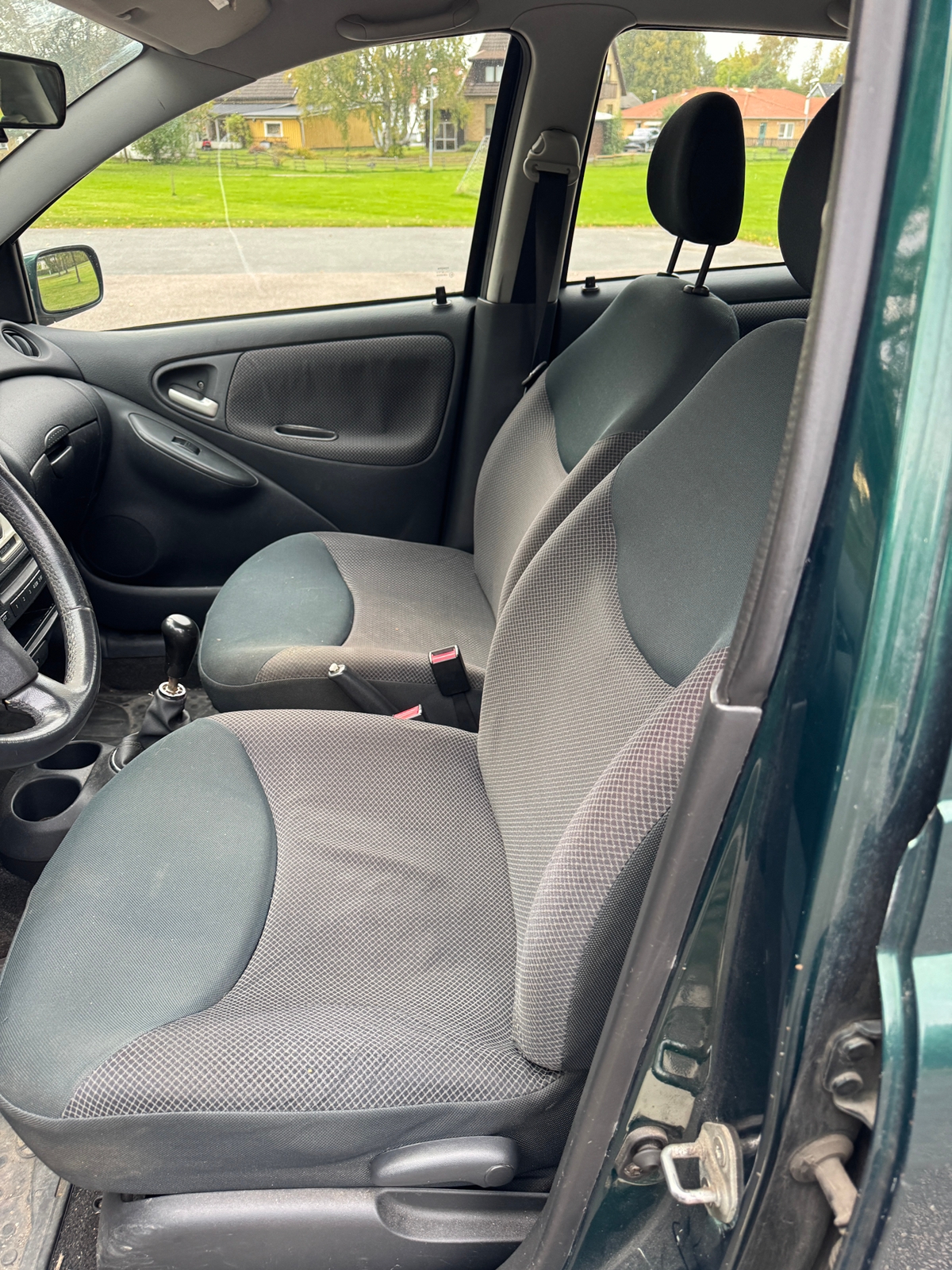 Toyota Yaris 5-dörrar 1.3 VVT-i Manuell 2004, bild 5/6