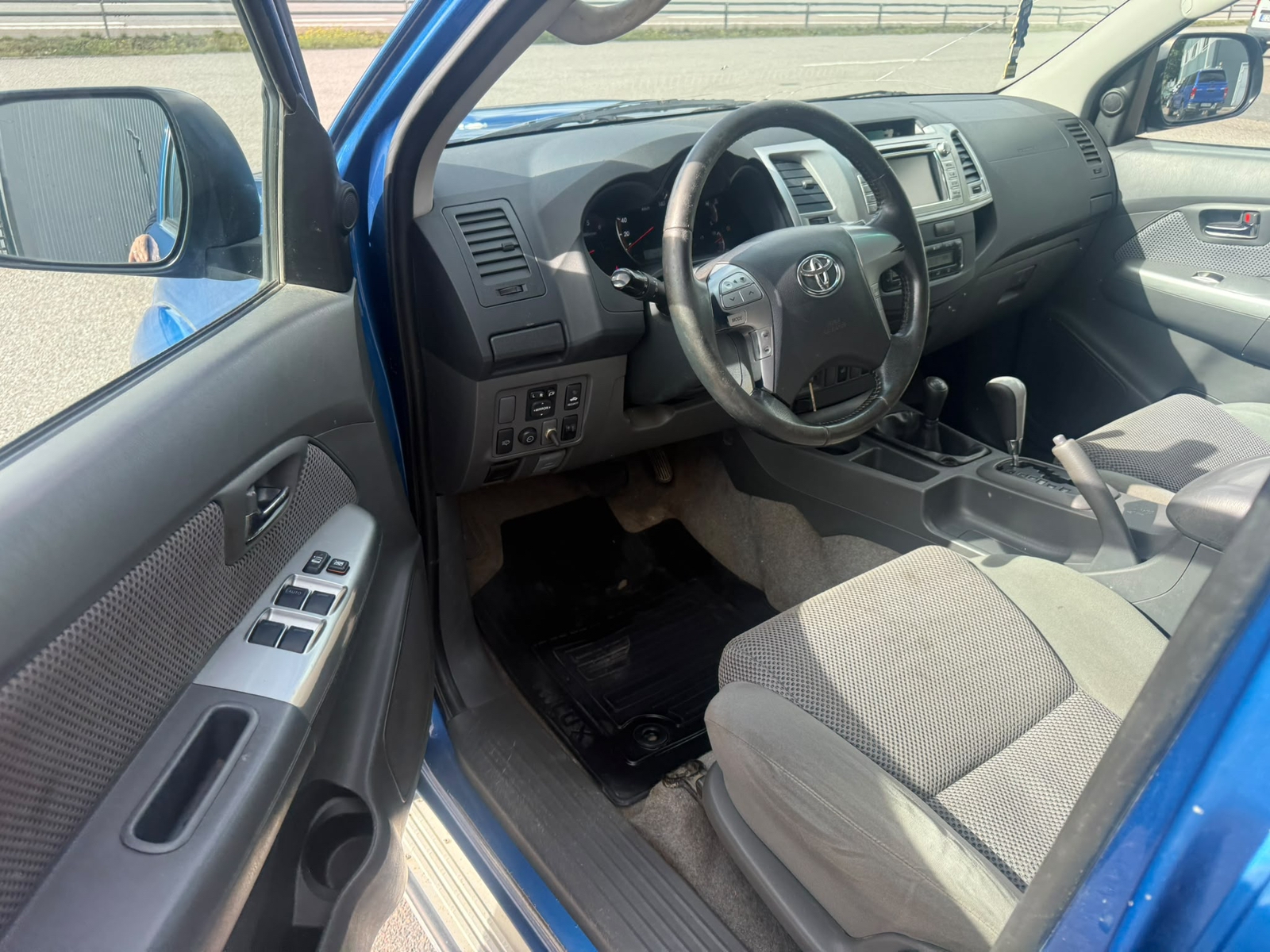 Toyota HiLux 2012, bild 7/8