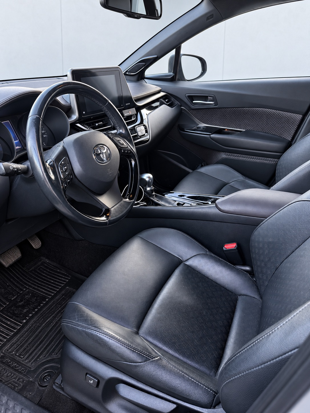Toyota C-HR Hybrid CVT 2018, bild 4/5