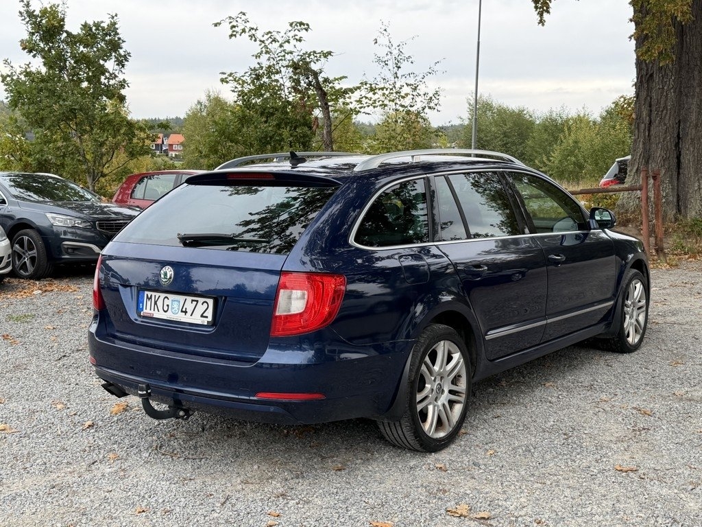 Skoda Superb 2011, photo 3/10