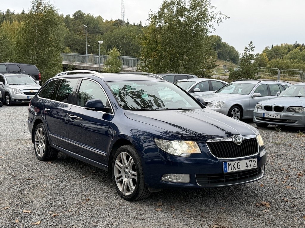 Skoda Superb 2011, photo 2/10