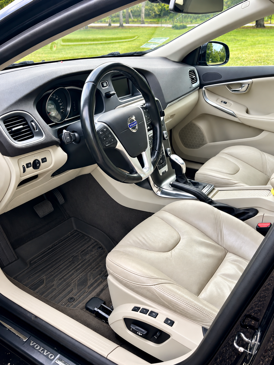 Volvo V40 D4 Summum - Geartronic 2013, photo 3/10