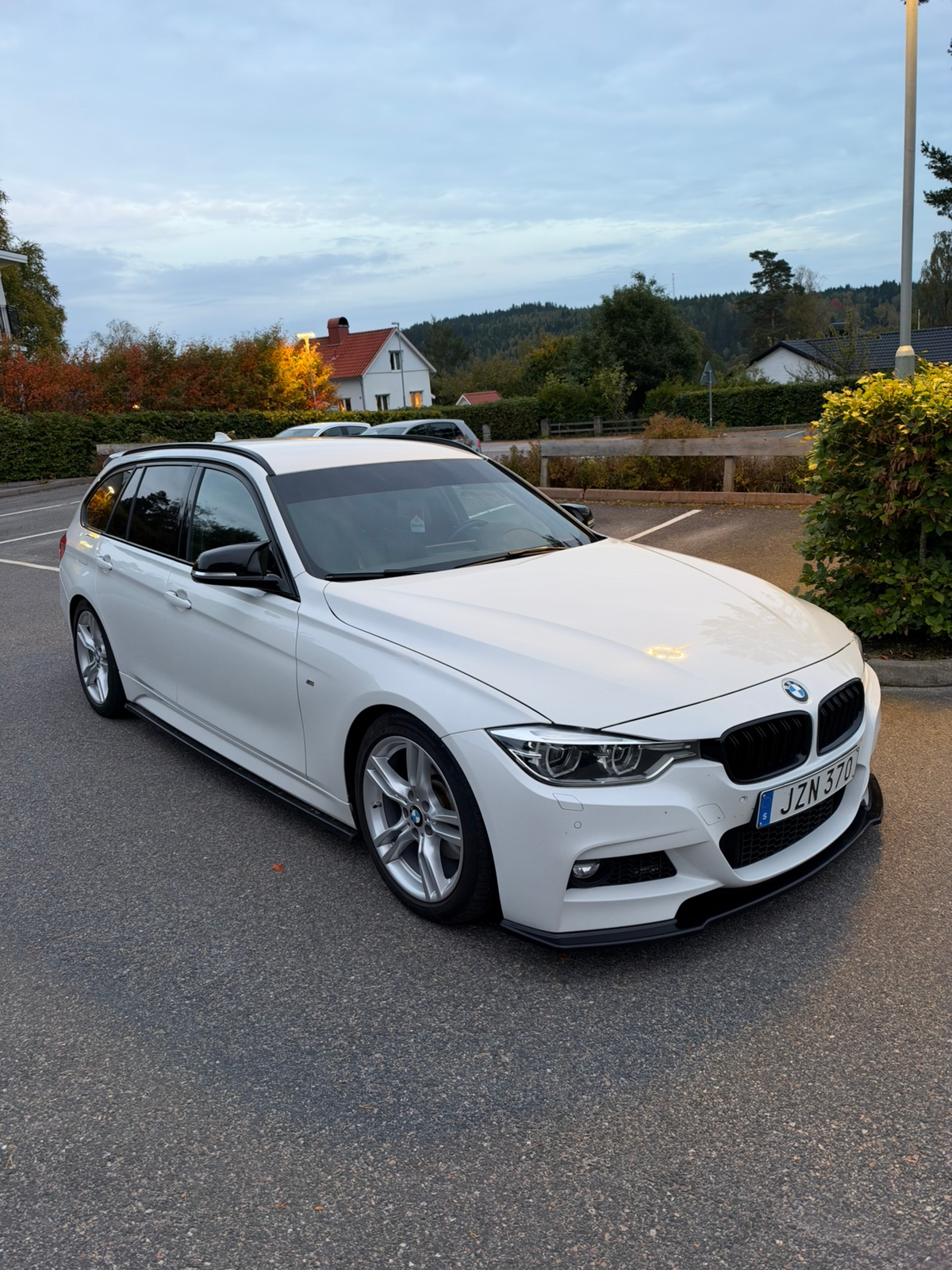 BMW 330 i xDrive Touring Steptronic 2018, bild 2/8