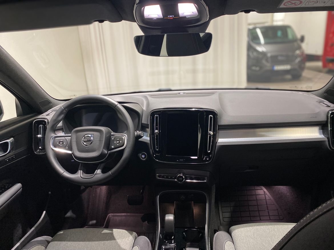 Volvo XC40 B3 FWD Bensin Plus Dark 2025, bild 2/10