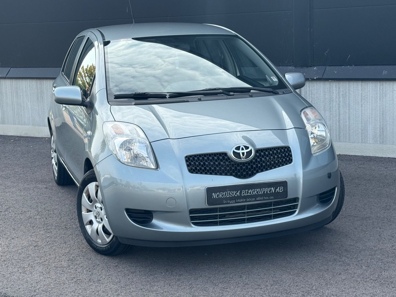 Toyota Yaris 5-dörrar 1.0 VVT-i Euro 4 2006, bild 4/10
