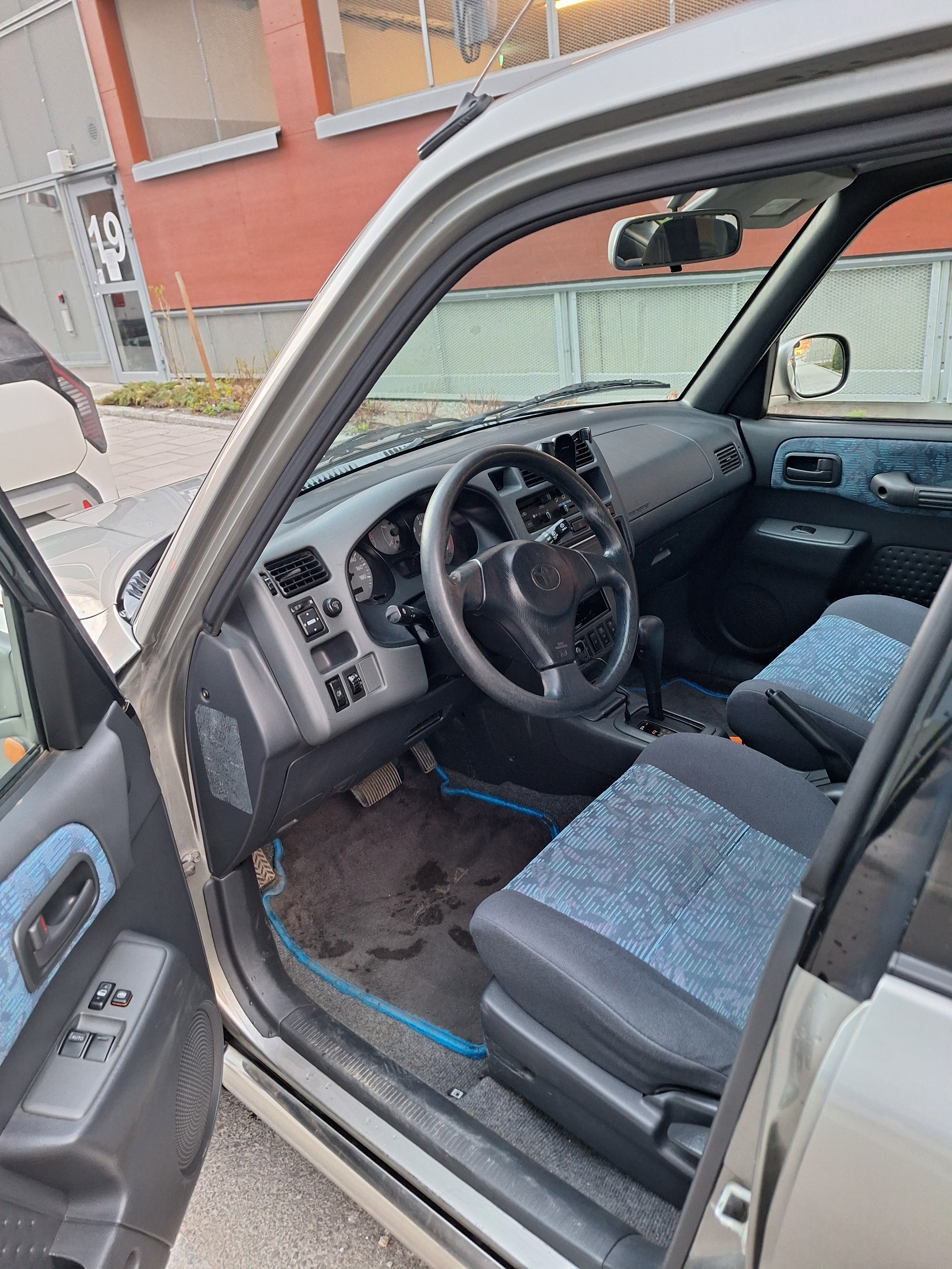 Toyota RAV4 5-dörrar 2.0 4WD Automatisk 2000, bild 2/9