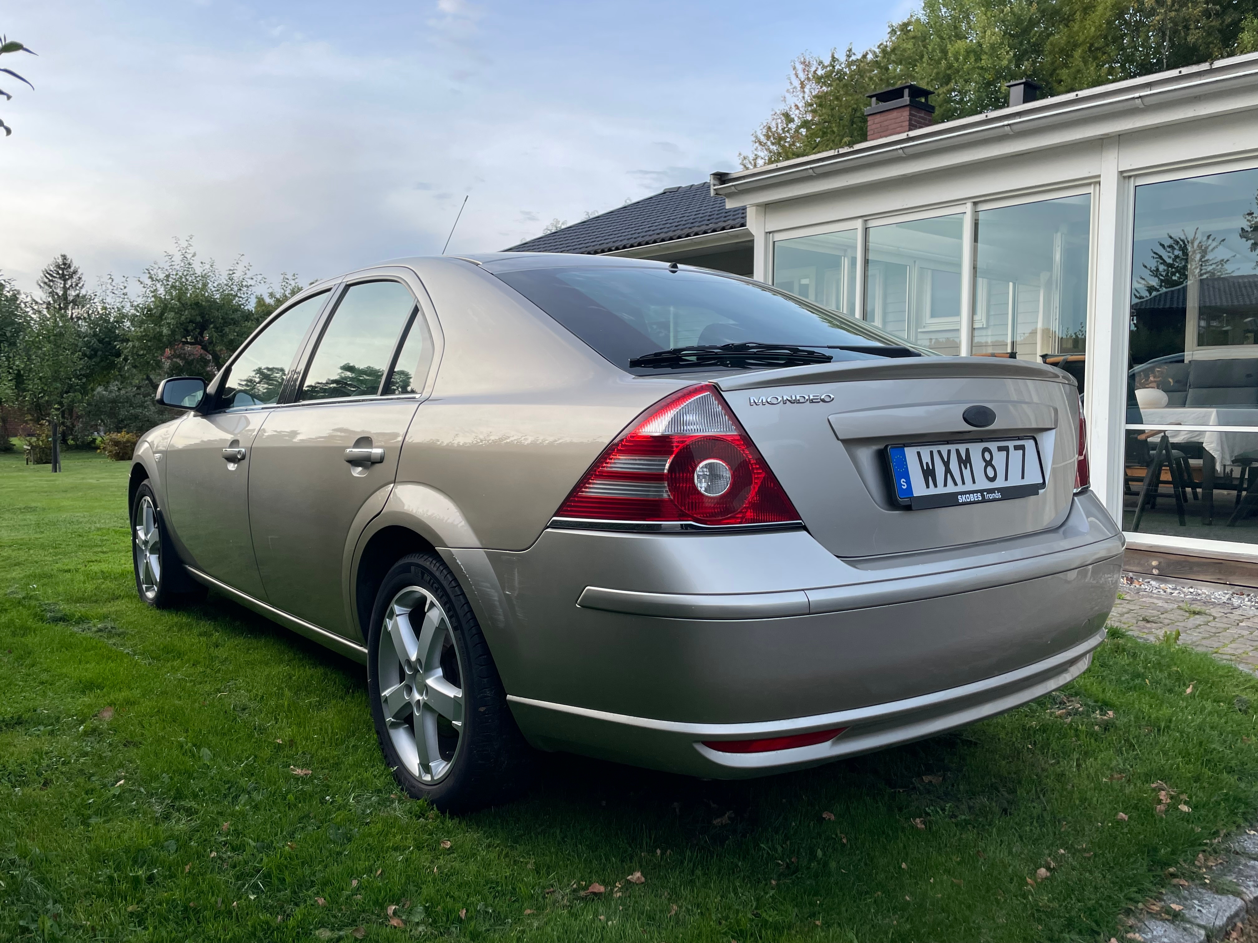Ford Mondeo Halvkombi 2.0 Manuell 2005, photo 2/3