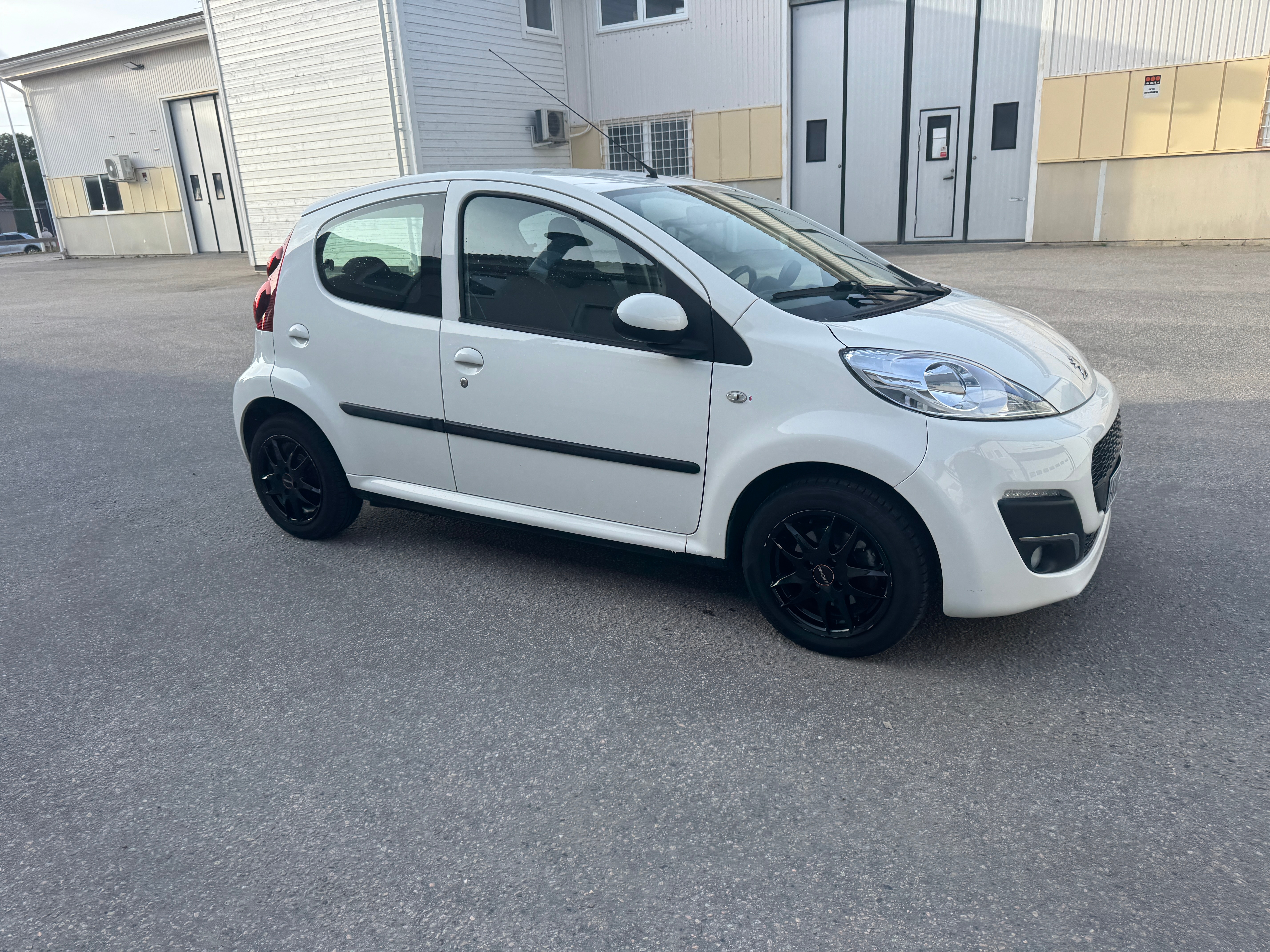 Peugeot 107 5-dörrar 1.0 Manuell 2013, bild 2/10